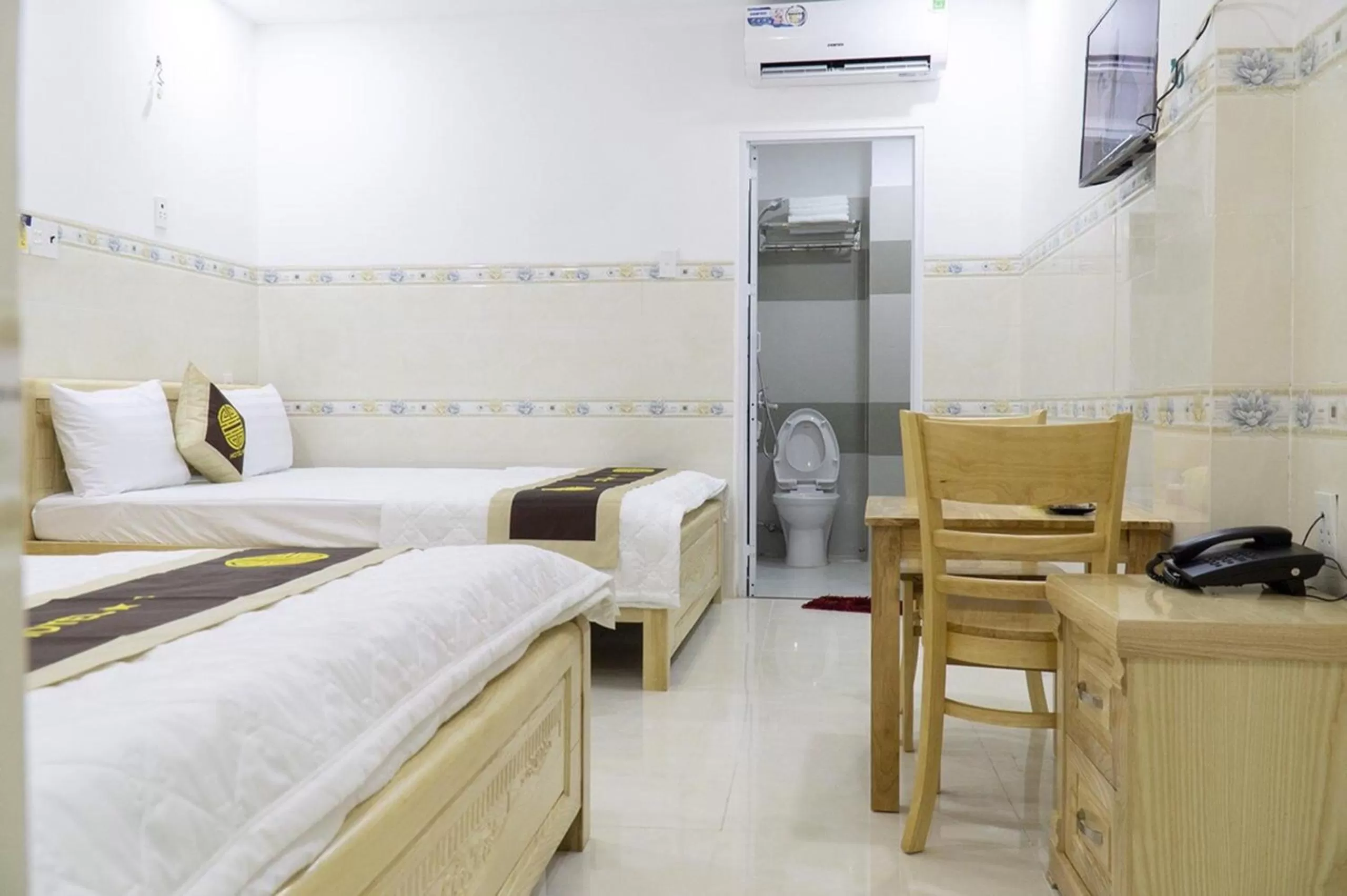 Bathroom, Bed in Dai An Binh Tan Hotel
