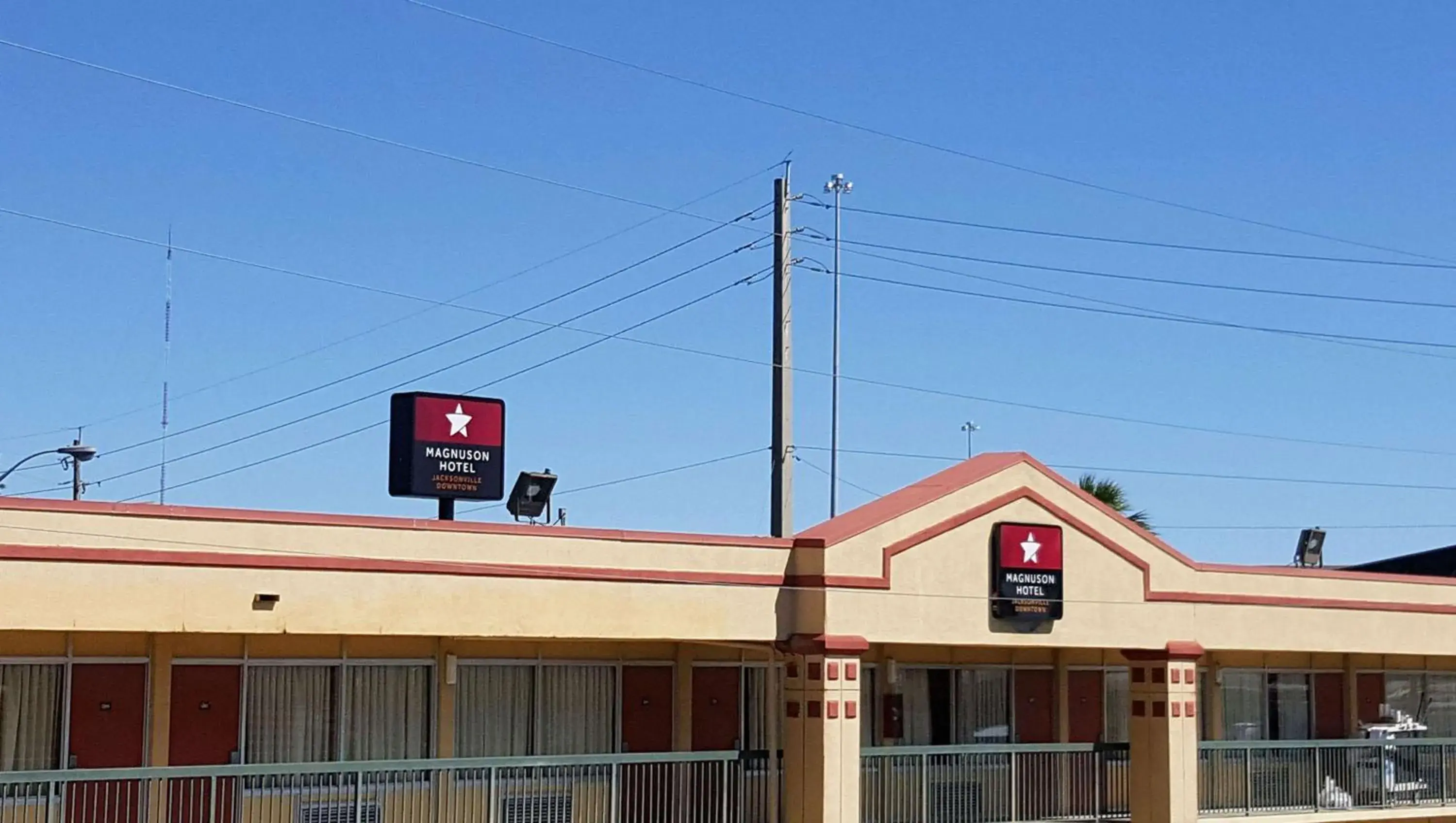 Property building in Magnuson Hotel Jacksonville Downtown Property building in Magnuson Hotel Jacksonville Downtown