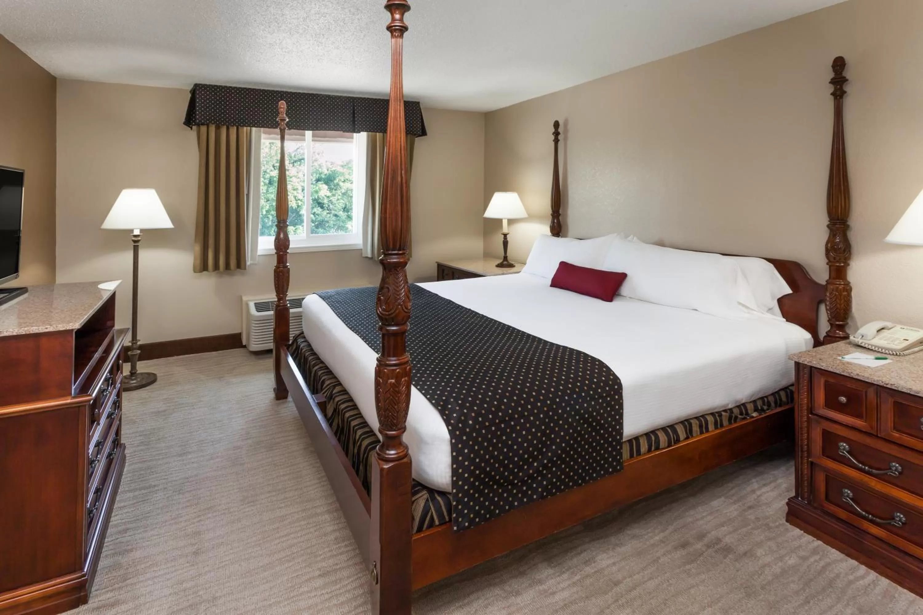 TV and multimedia, Bed in Wyndham Garden Warsaw