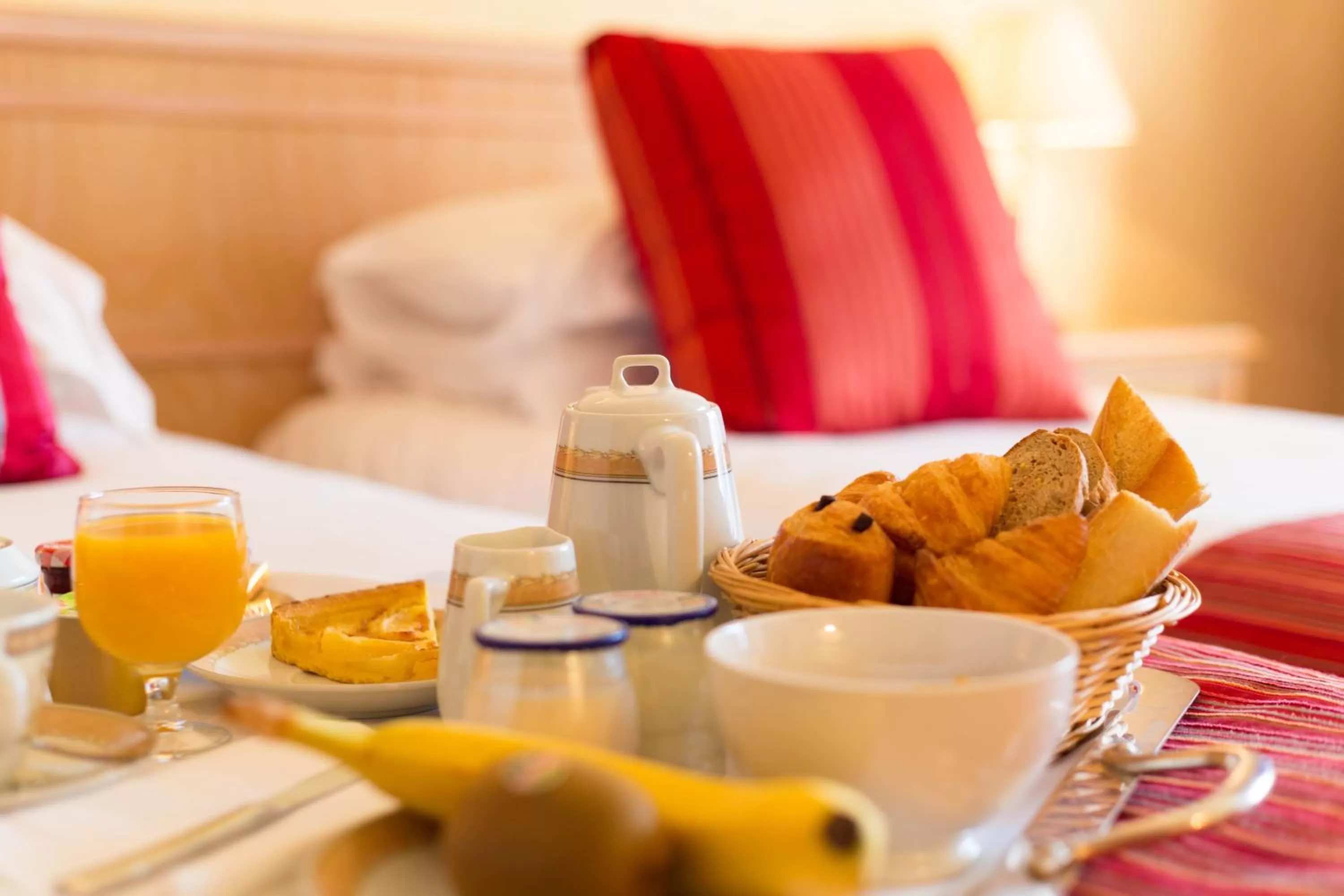 Bedroom, Bed in Sun Riviera Hotel