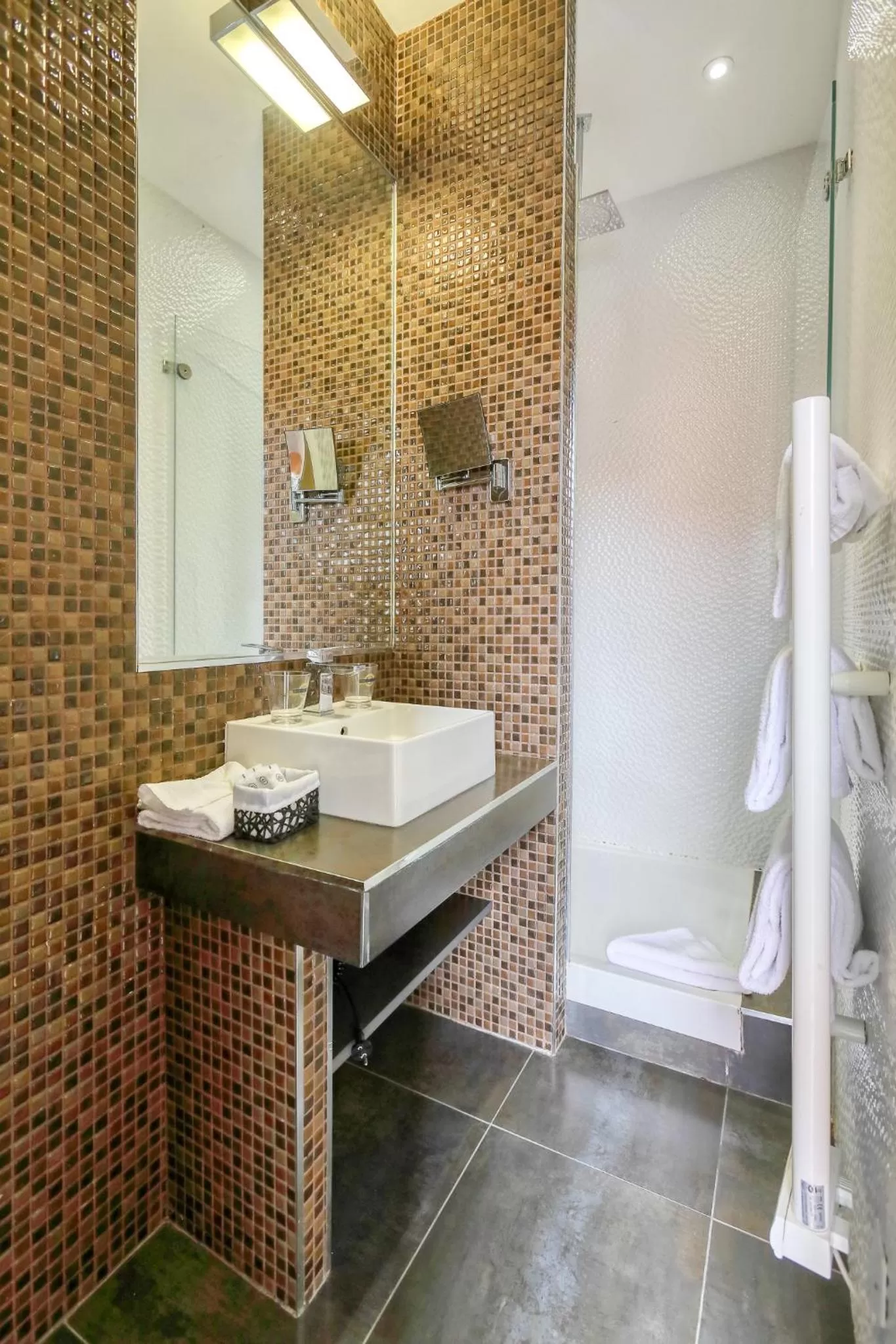 Bathroom in Nice Excelsior Centre ville by HappyCulture