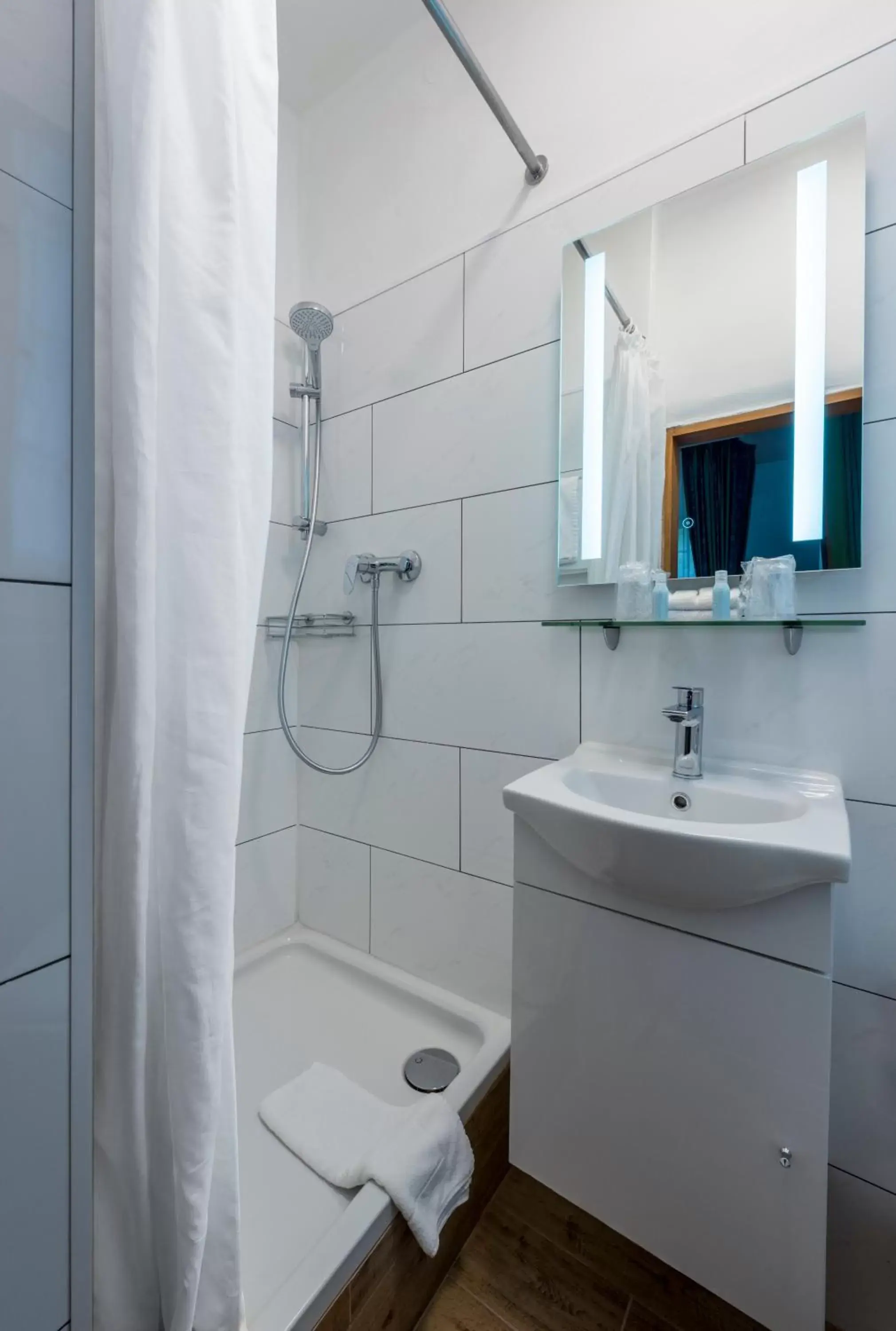 Shower, Bathroom in Parkhotel Atlantic