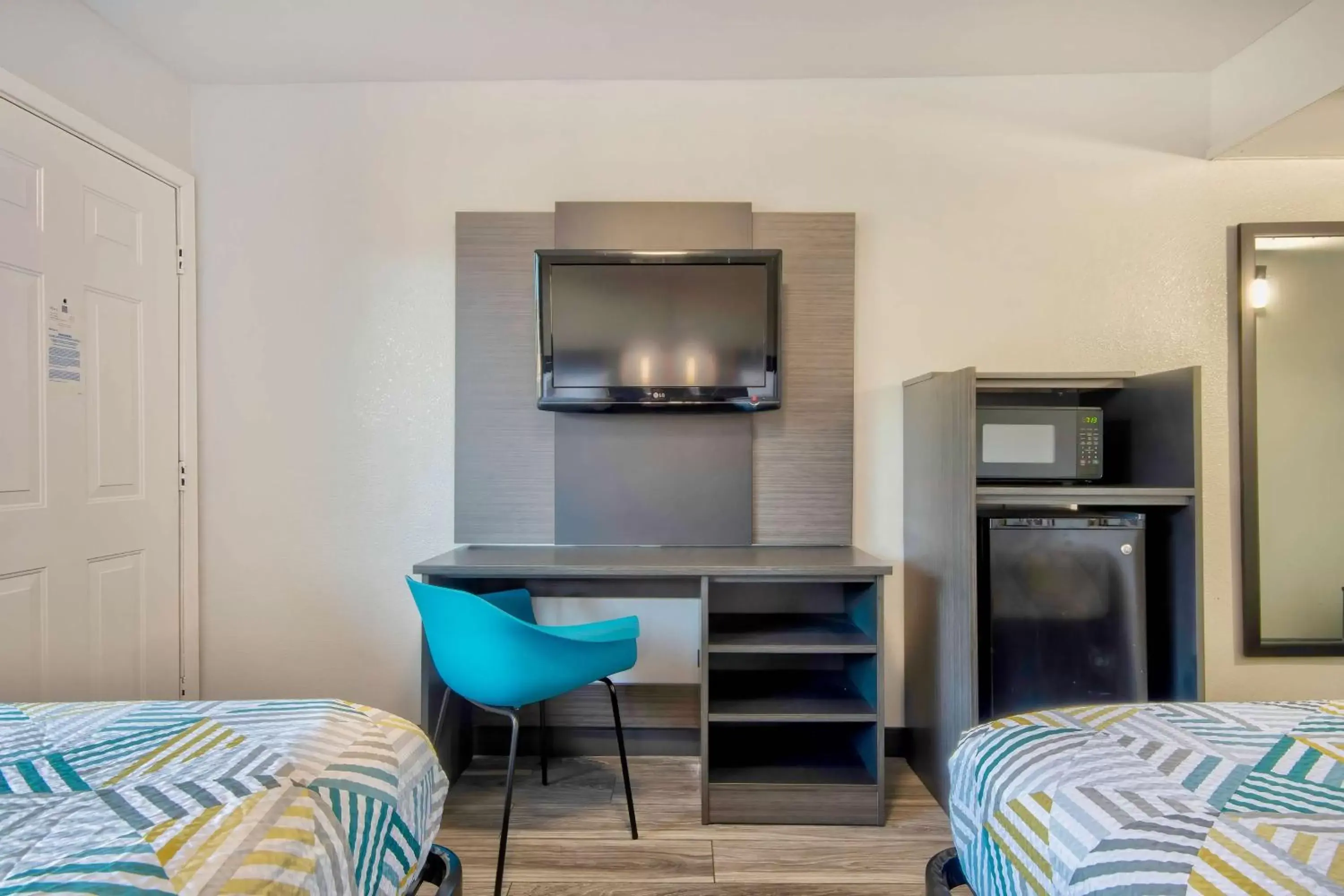 Quadruple Room - Disability Access - Smoking in Motel 6-Russellville, AR Quadruple Room - Disability Access - Smoking in Motel 6-Russellville, AR