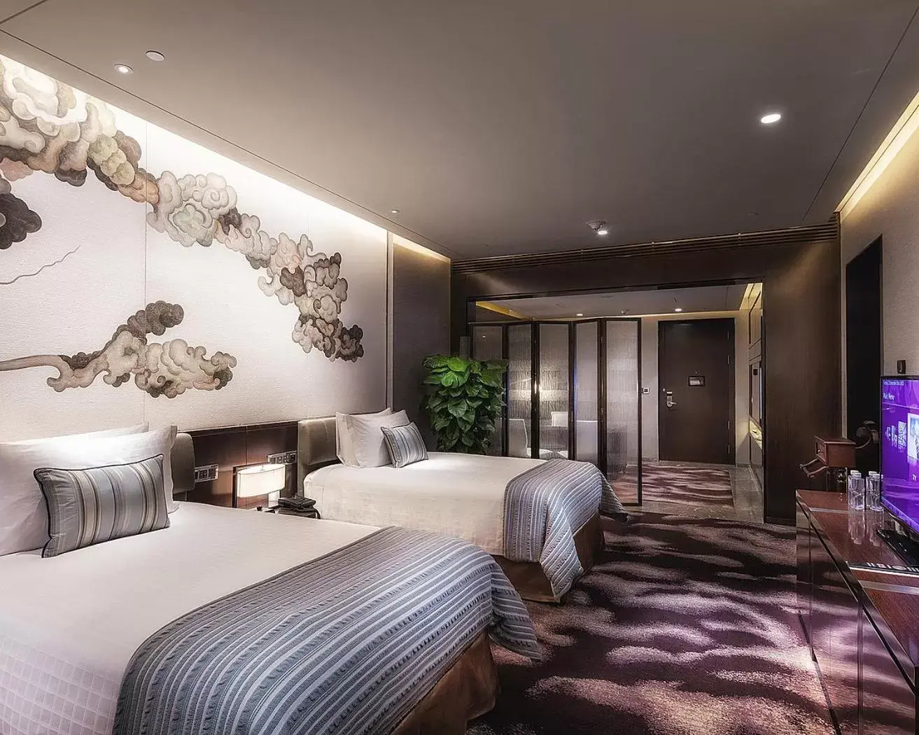 Bedroom, Bed in Four Seasons Hotel Shenzhen