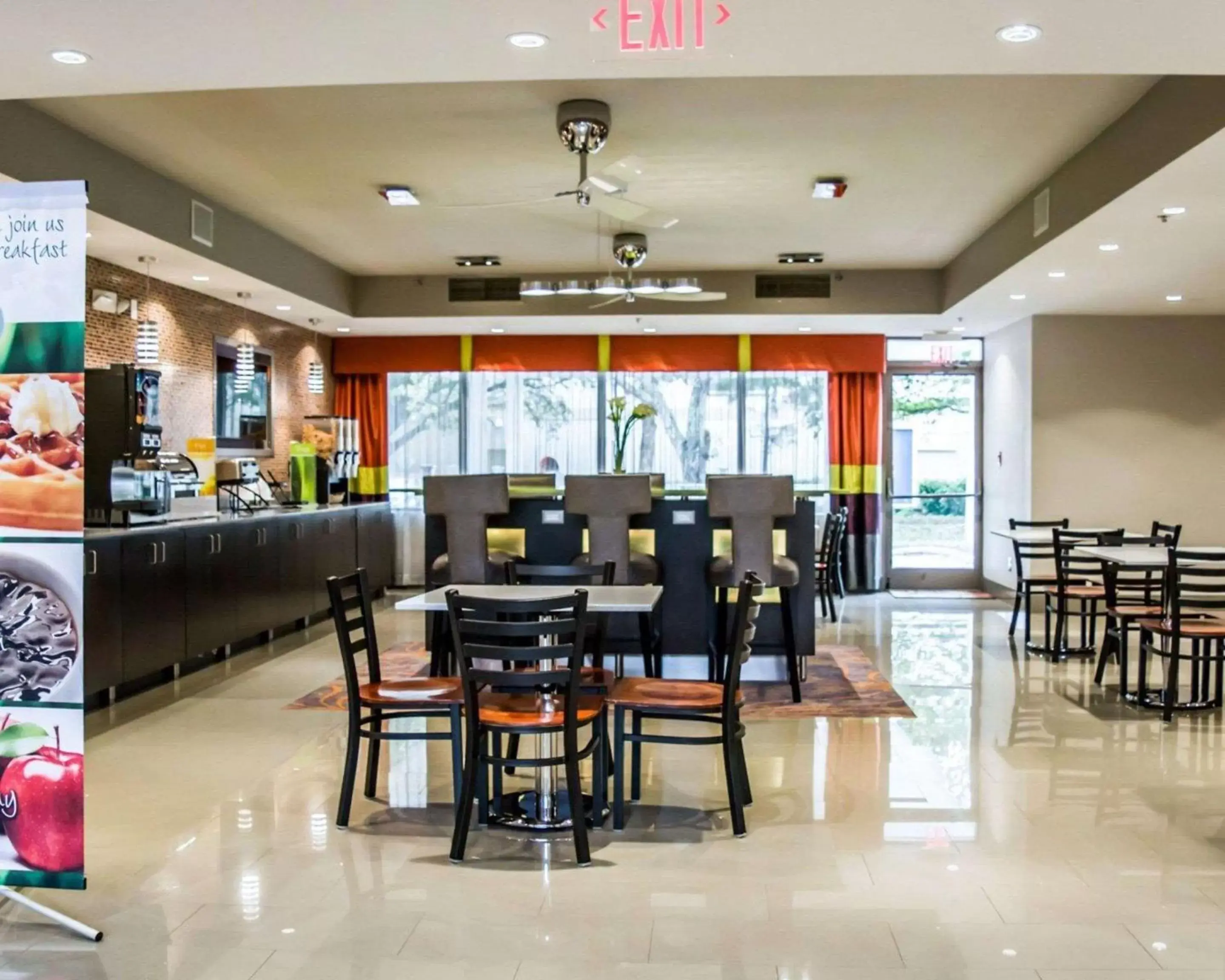 Restaurant/Places to Eat in Quality Suites Fort Myers Airport I-75