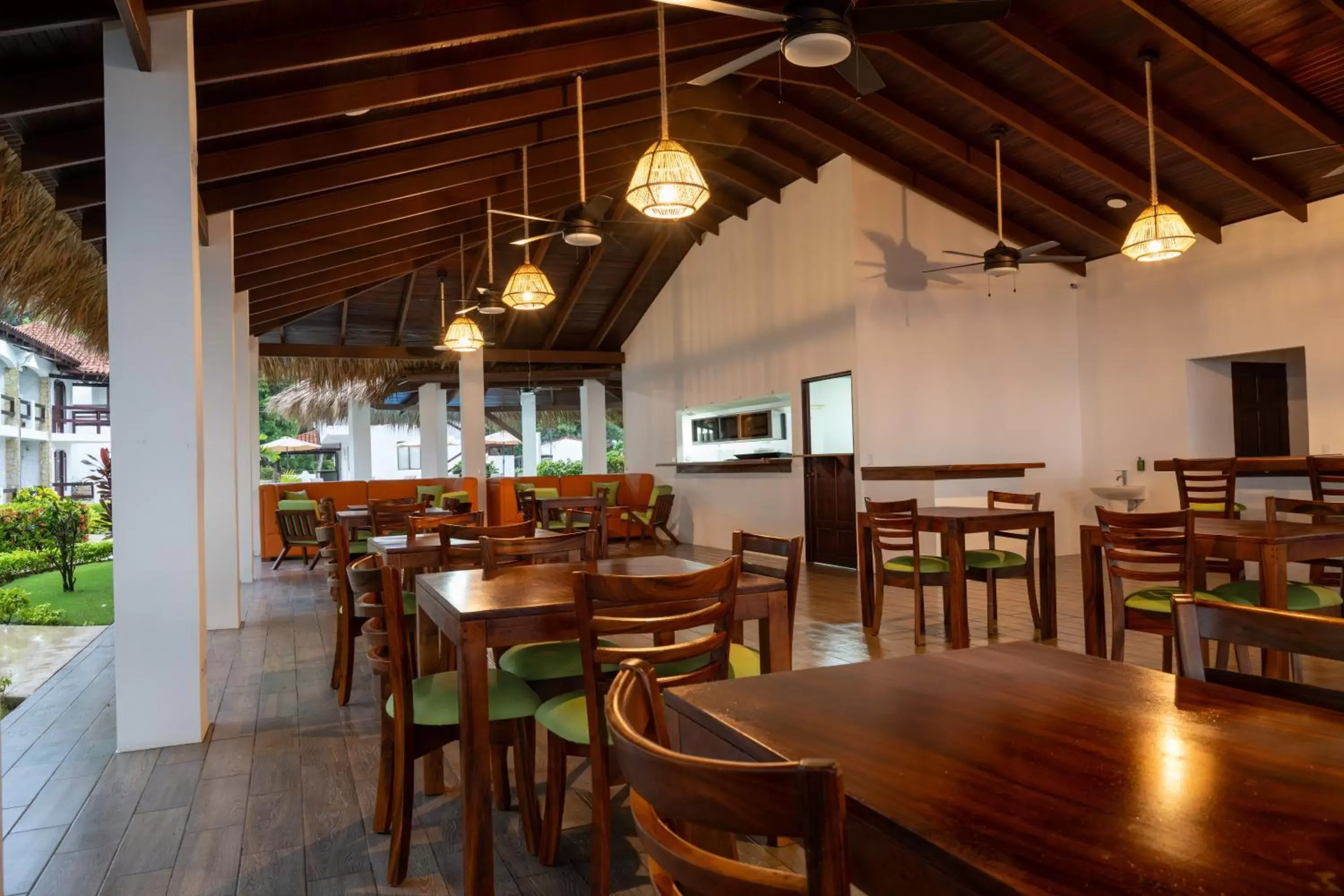 Seating area, Restaurant/Places to Eat in Fuego del Sol Beachfront Hotel