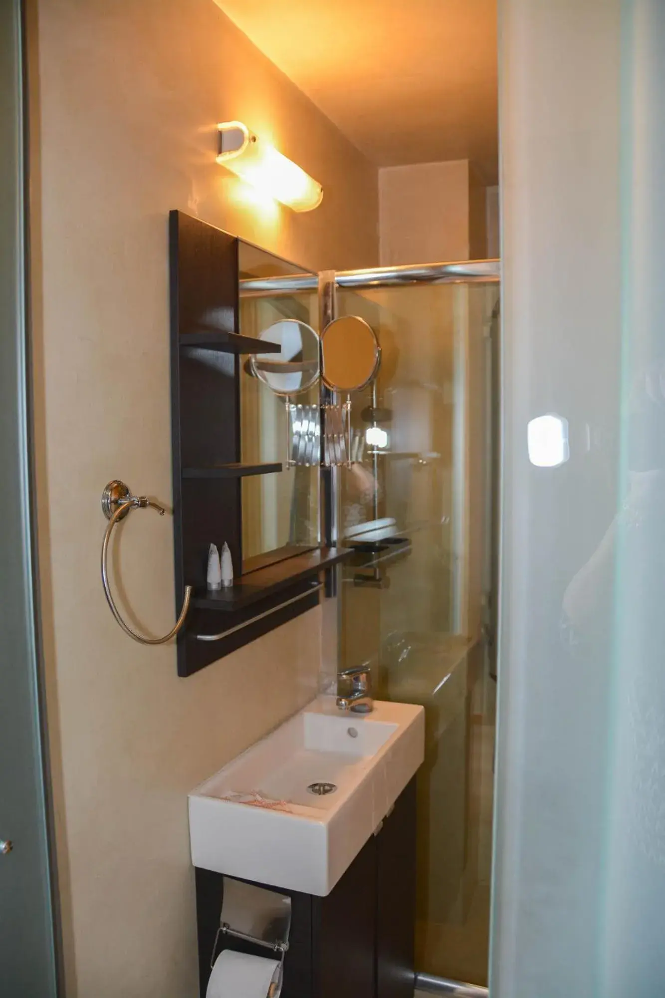 Bathroom in Scorpios Sea Side Hotel