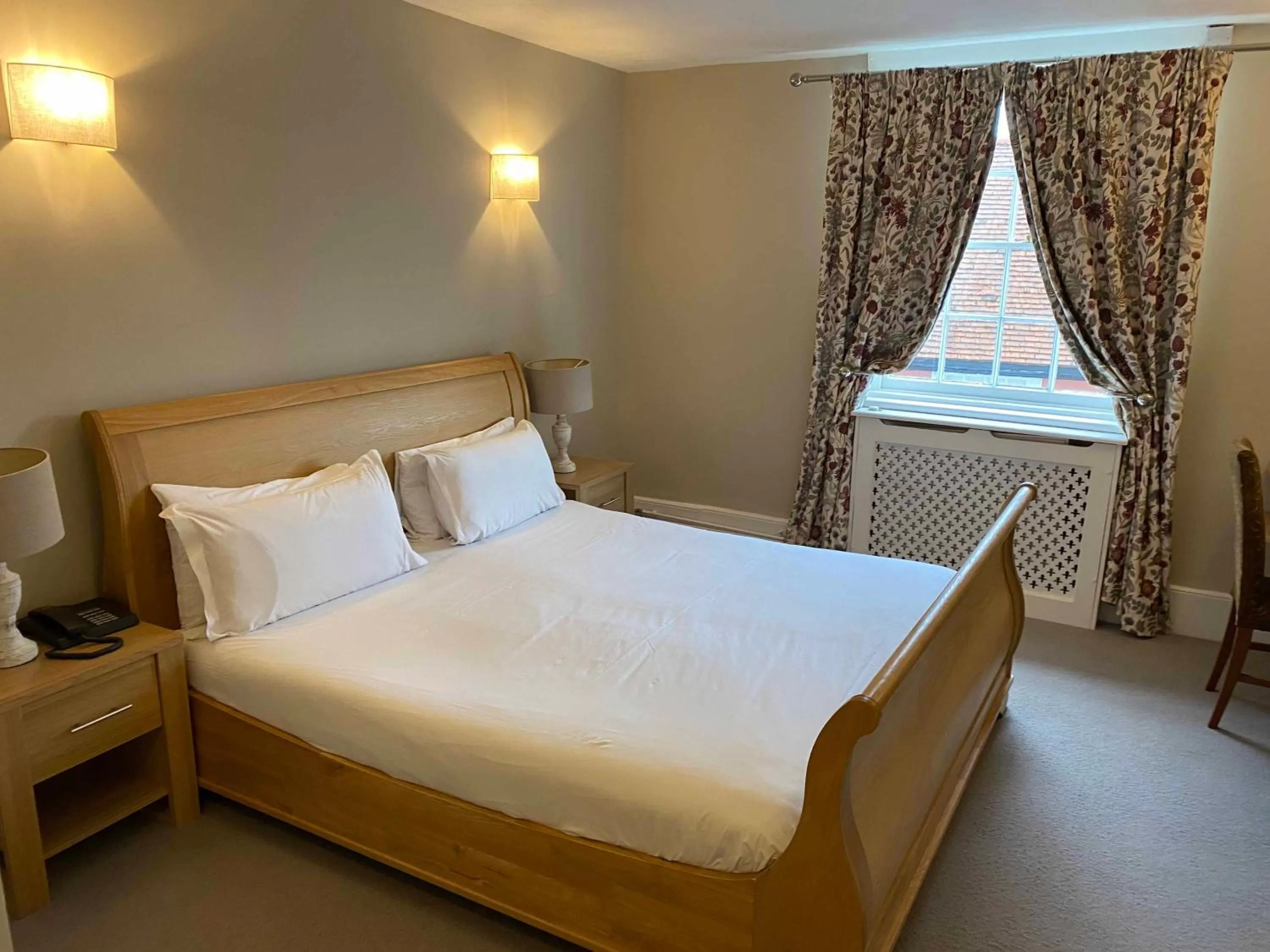 Bedroom, Bed in The Bull Inn