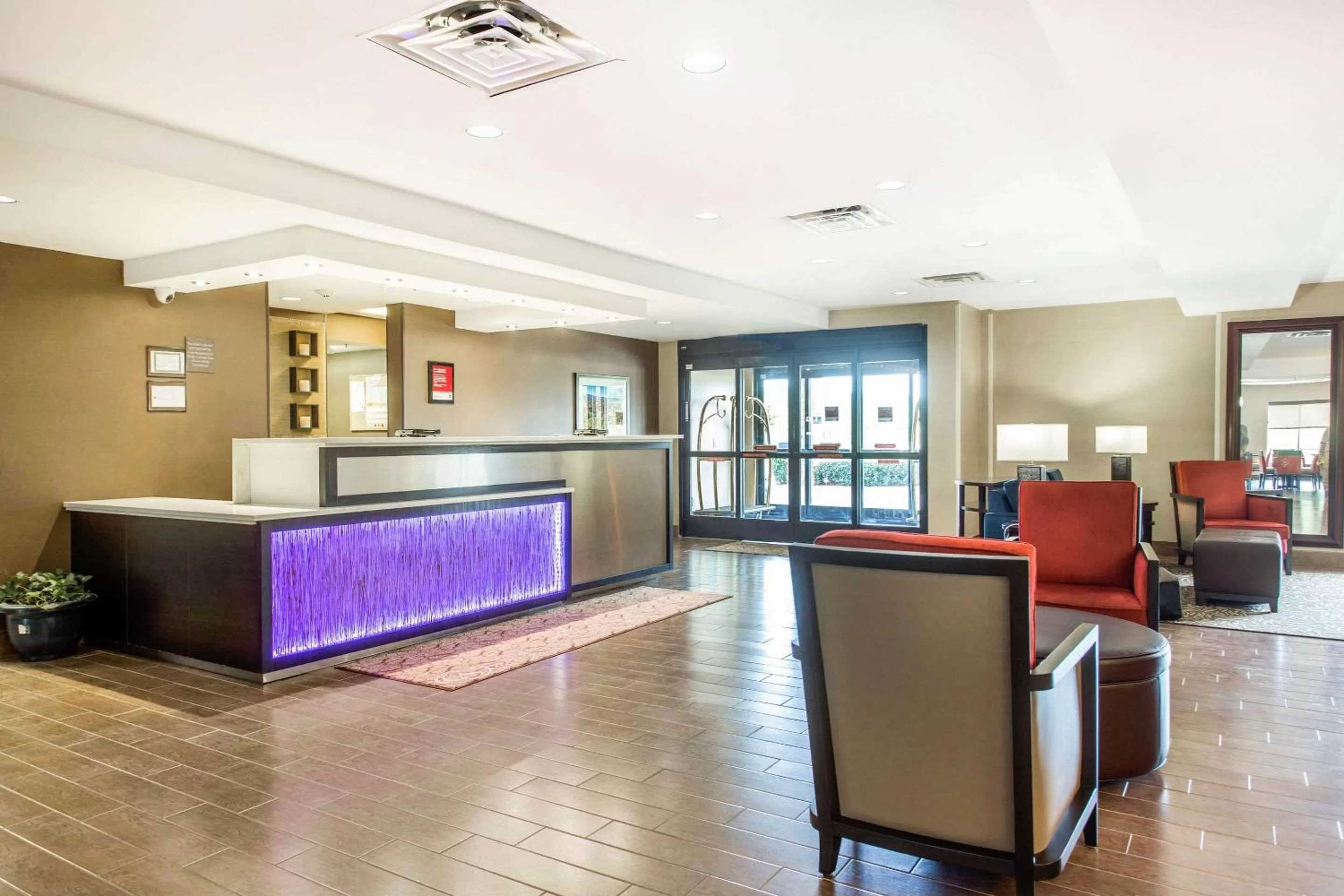 Lobby or reception in Comfort Suites Clinton near Presbyterian College
