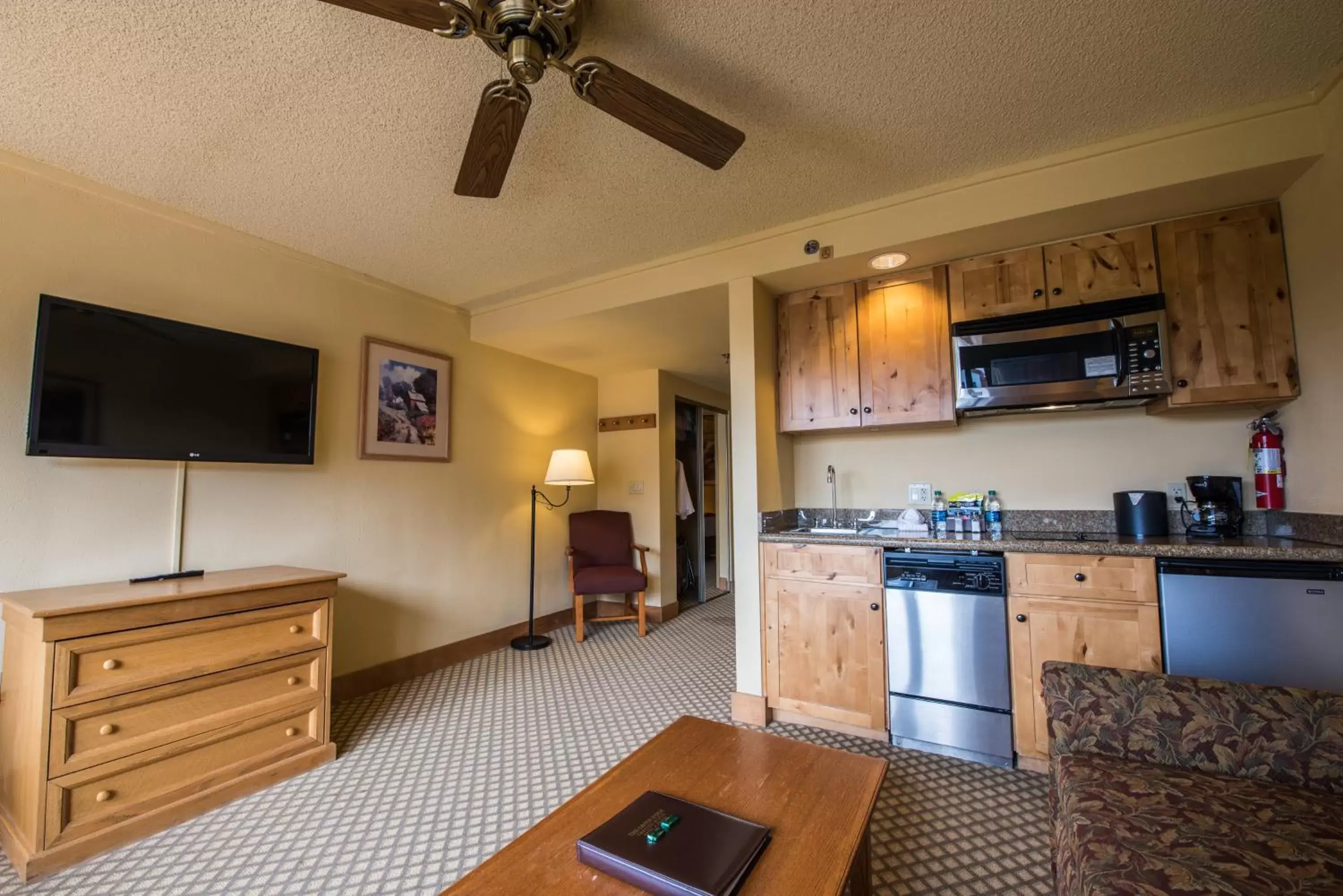 Living room, Kitchen/Kitchenette in The Grand Lodge Hotel and Suites