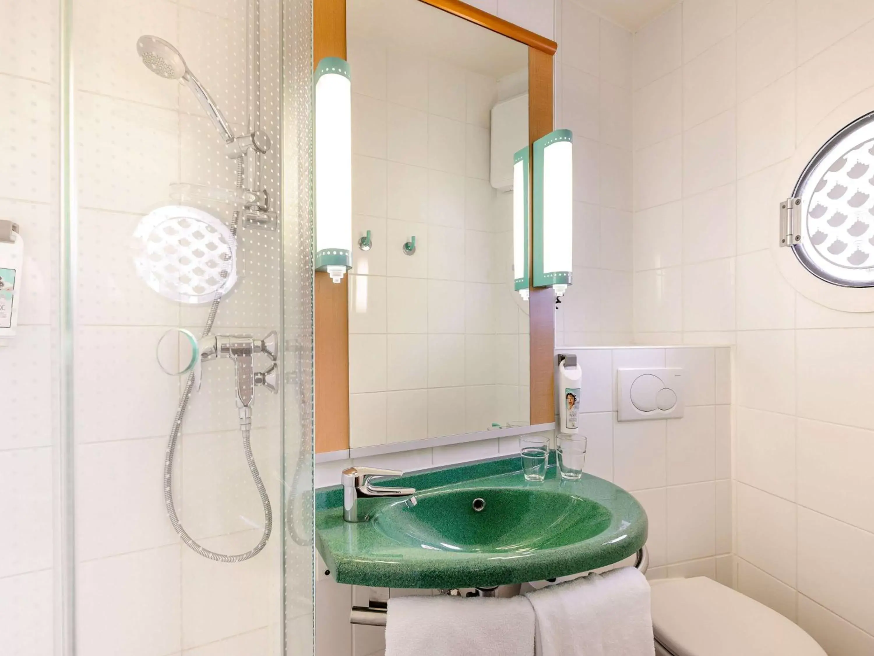 Property building, Bathroom in ibis Essen Hauptbahnhof