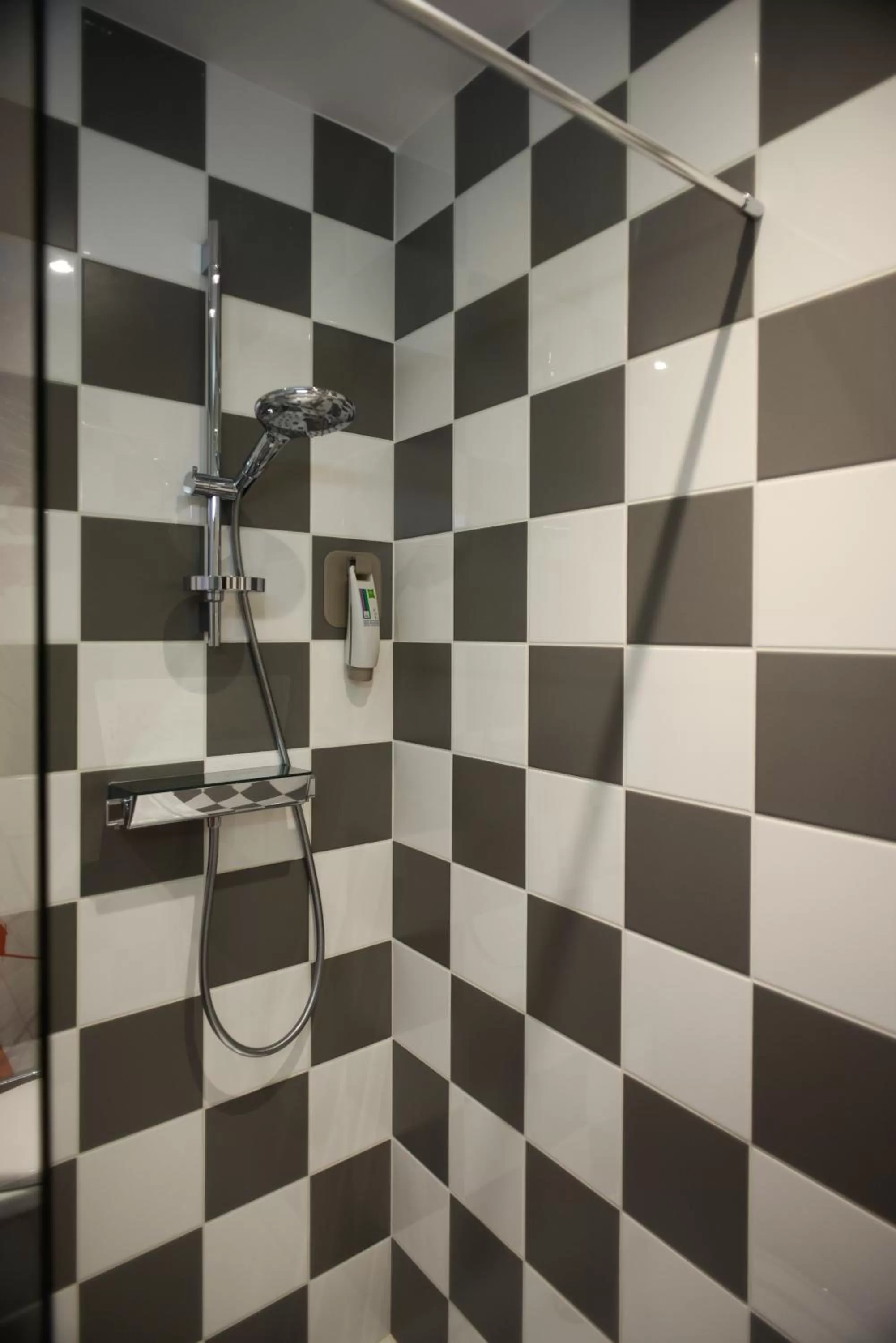 Bathroom in ibis Styles Poitiers Centre