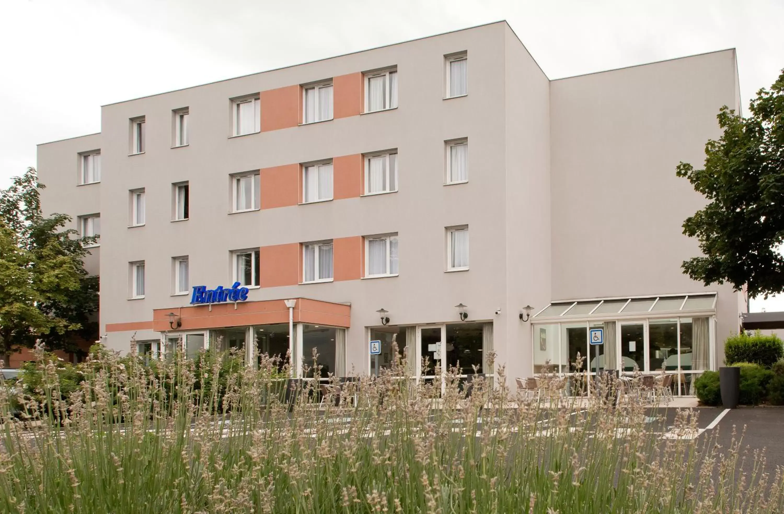 Property building in Kyriad Clermont-Ferrand-Sud - La Pardieu Property building in Kyriad Clermont-Ferrand-Sud - La Pardieu