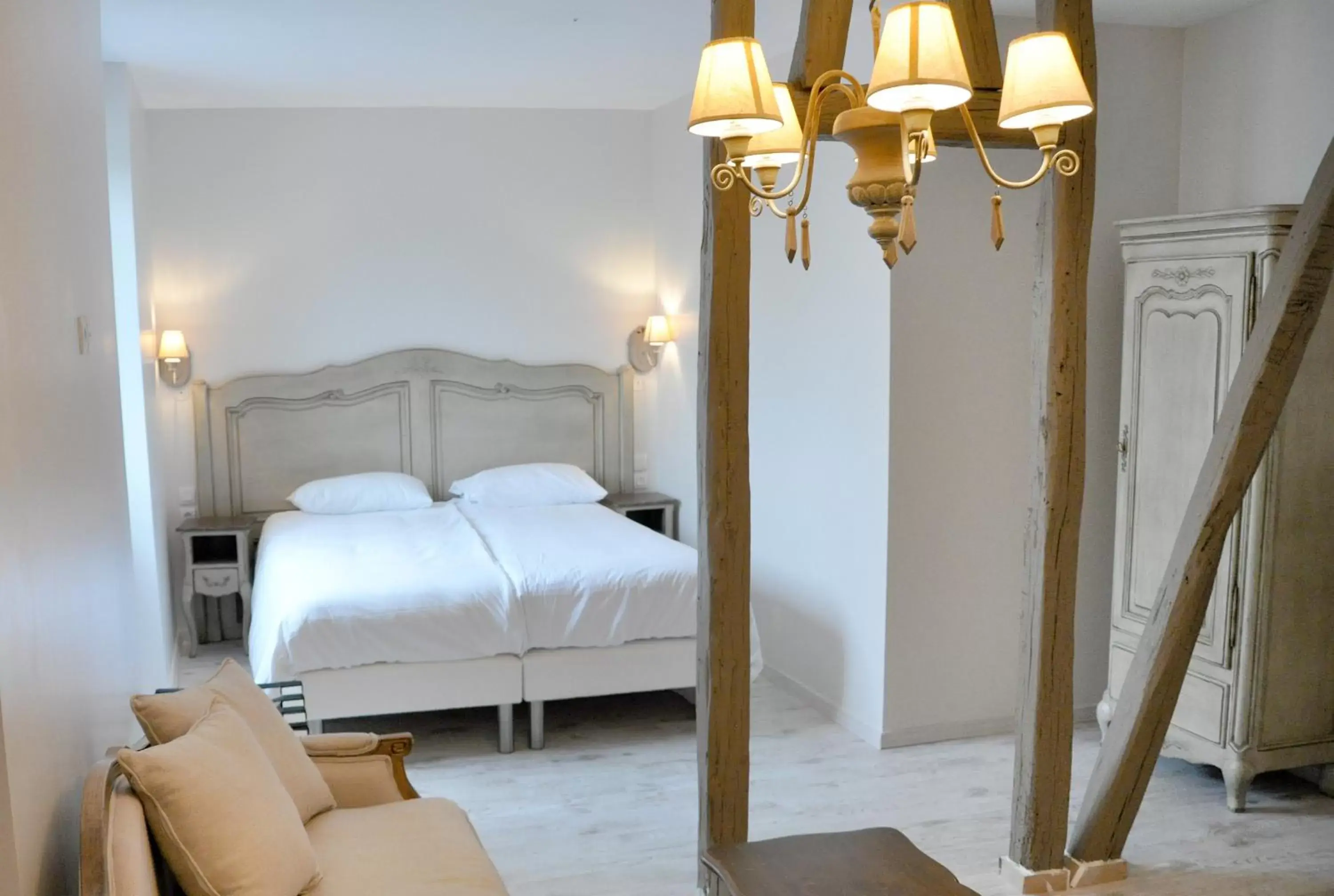 Bedroom, Bed in The Originals Boutique, Hôtel Les Poèmes de Chartres (Inter-Hotel)