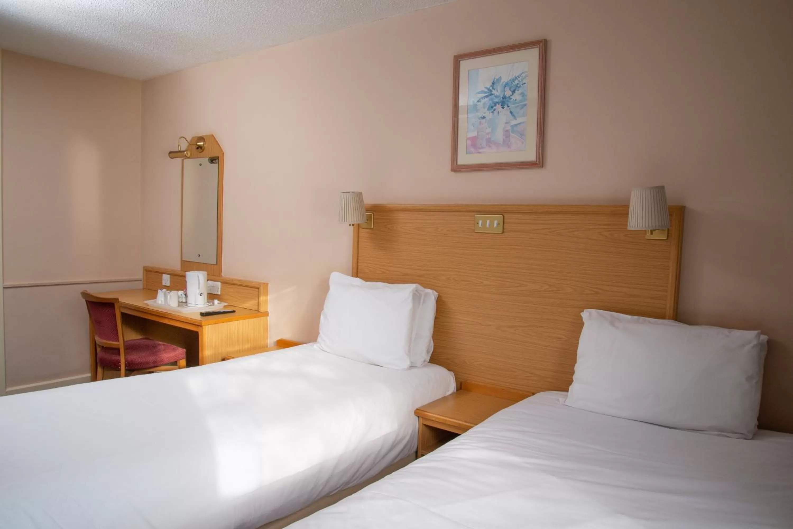 Bedroom, Bed in Royal Hotel, Bar & Grill