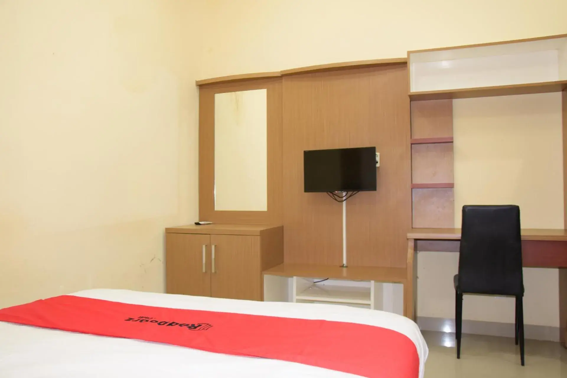 Bedroom, TV/Entertainment Center in RedDoorz Syariah near Jogja City Mall 2