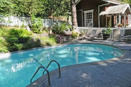 Swimming pool in Narrow Gauge Inn