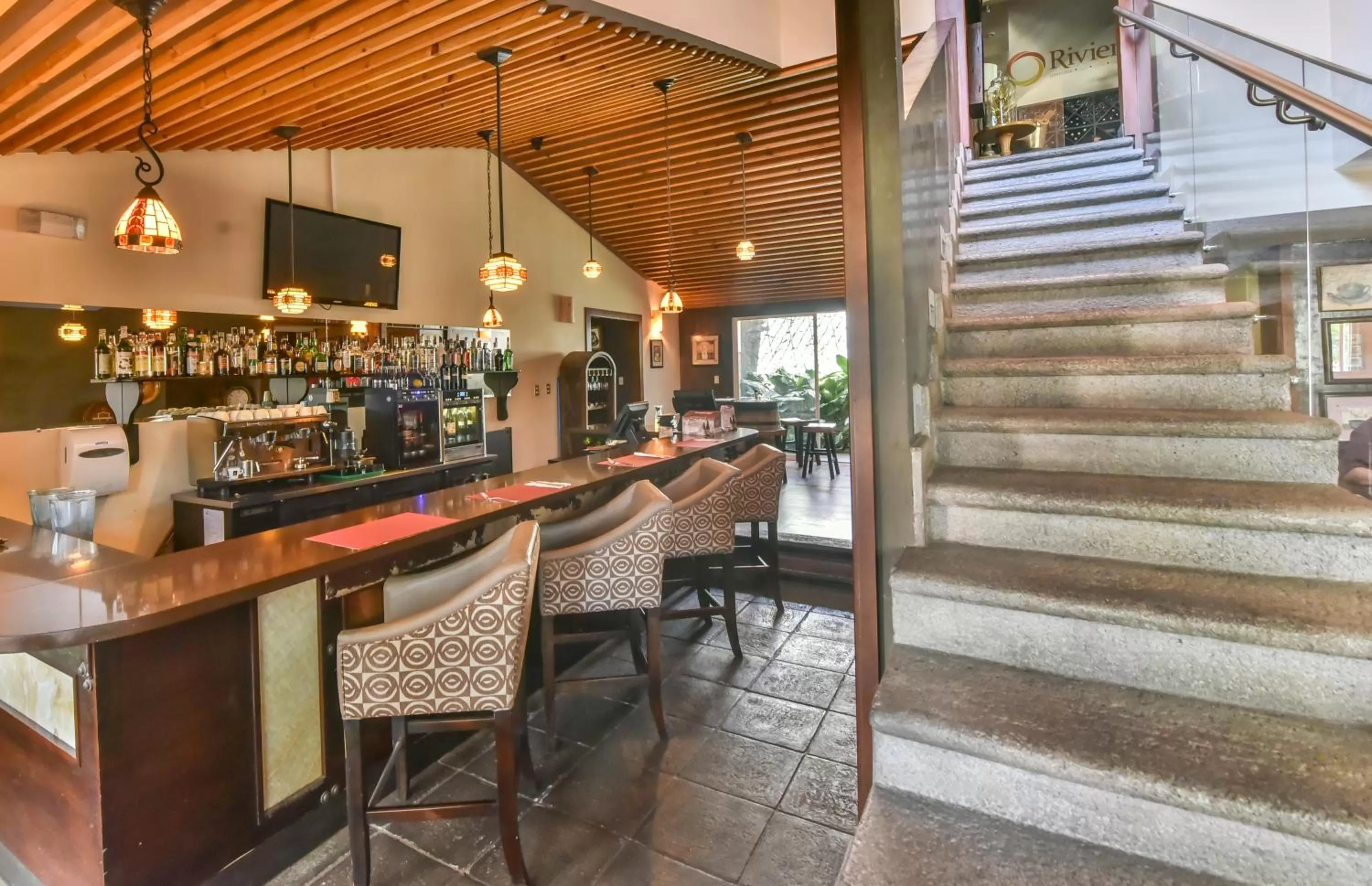 Lounge or bar in La Riviera Hotel