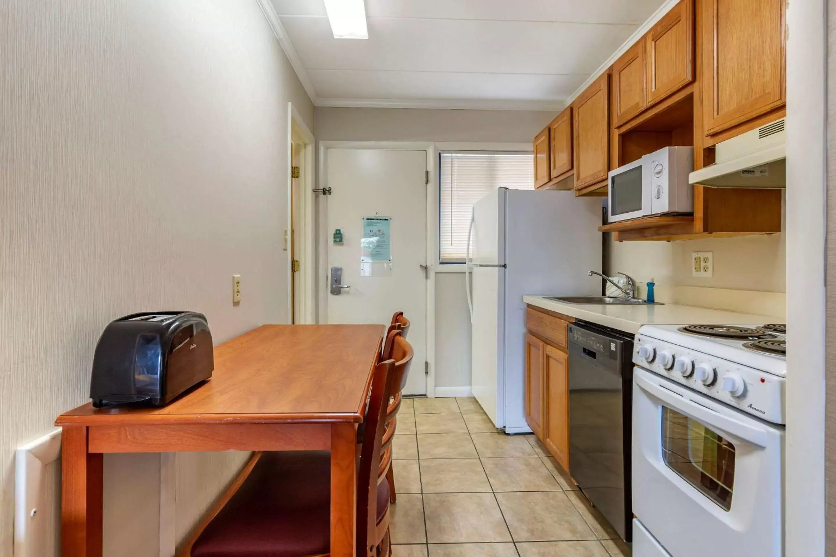 Photo of the whole room, Kitchen/Kitchenette in Quality Inn Boardwalk