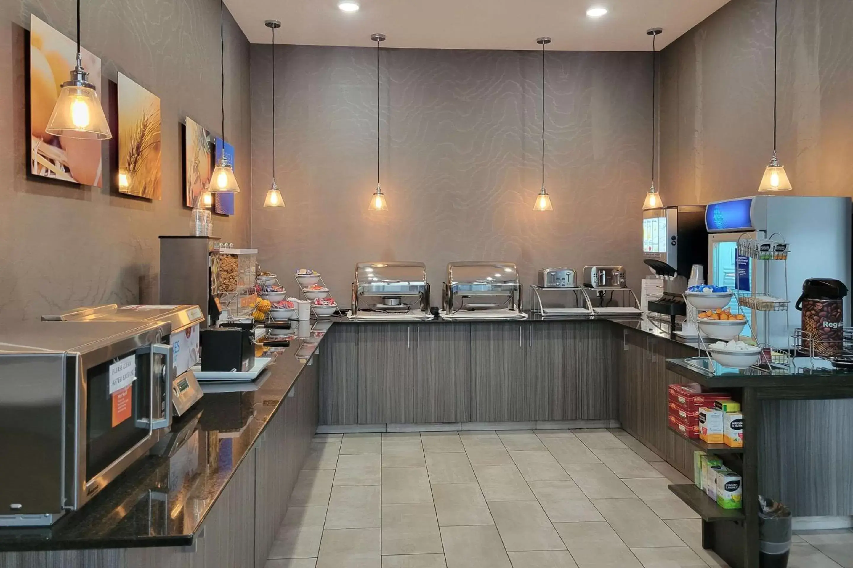 Breakfast, Restaurant/Places to Eat in Comfort Inn & Suites