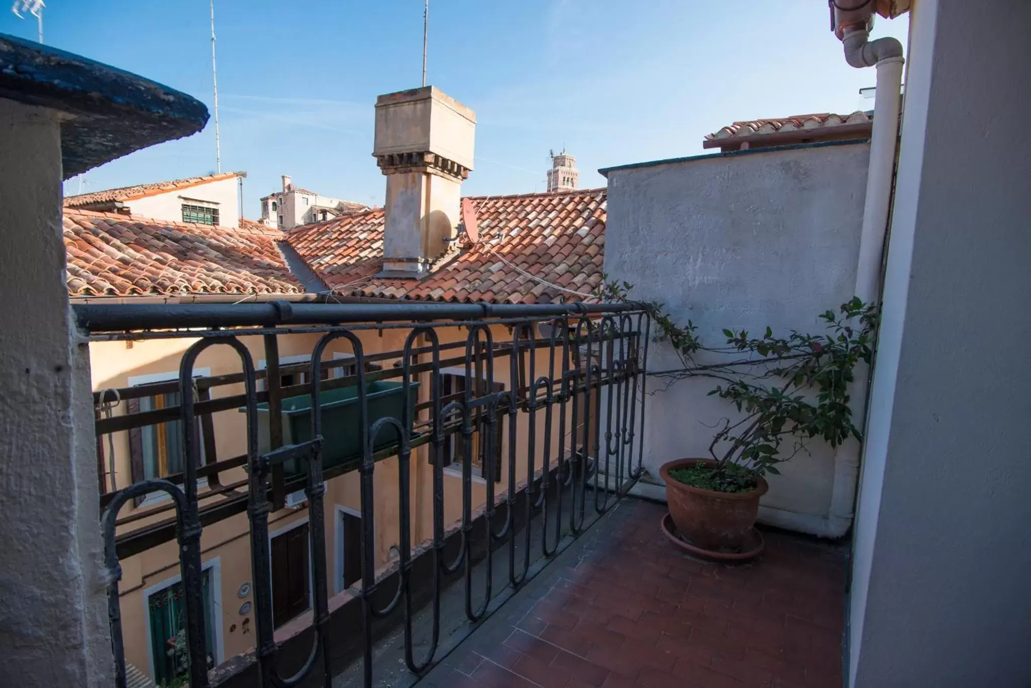Bathroom, Balcony/Terrace in Albergo Casa Peron