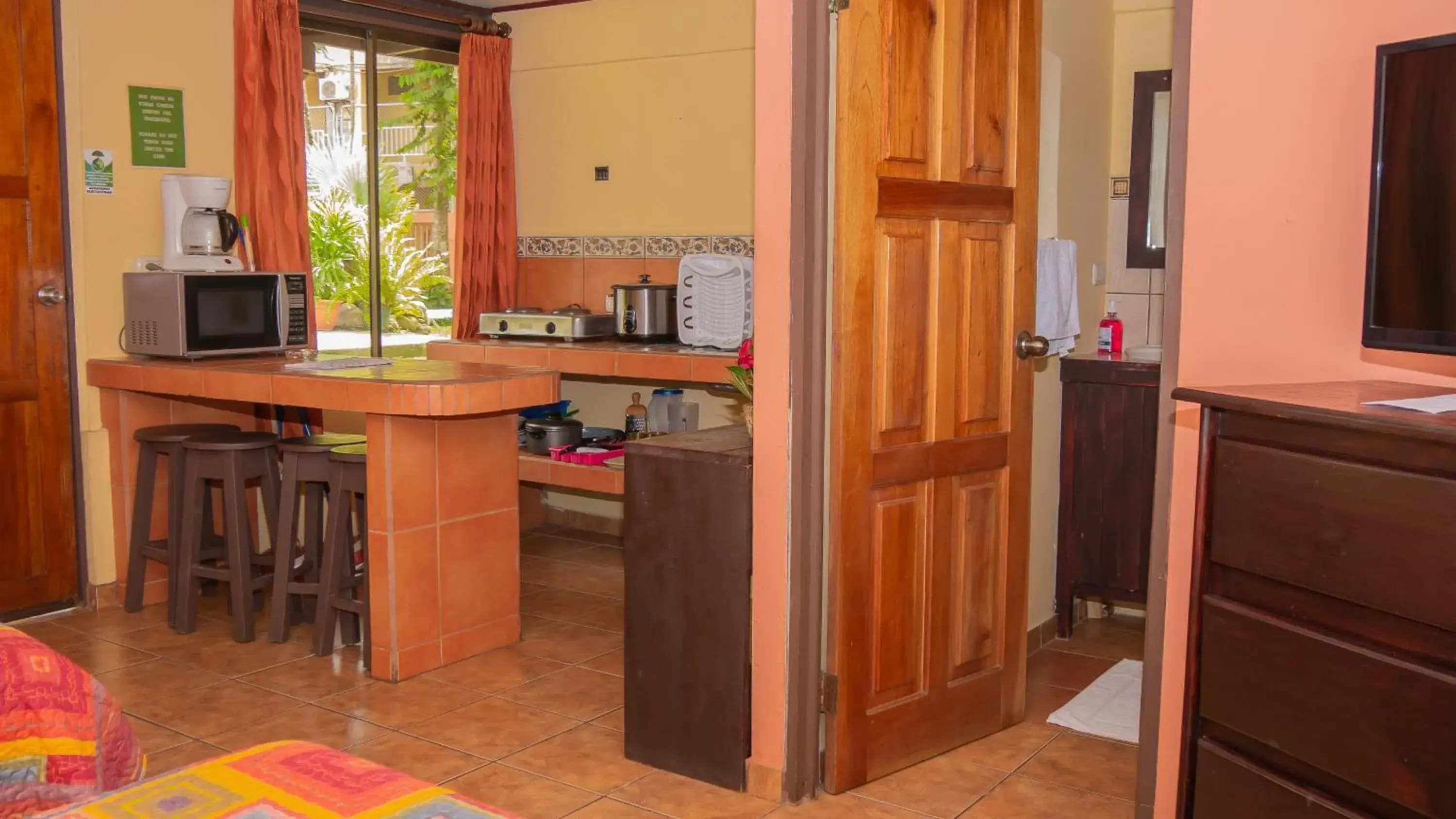 Communal lounge/ TV room, Kitchen/Kitchenette in Hotel Los Ranchos