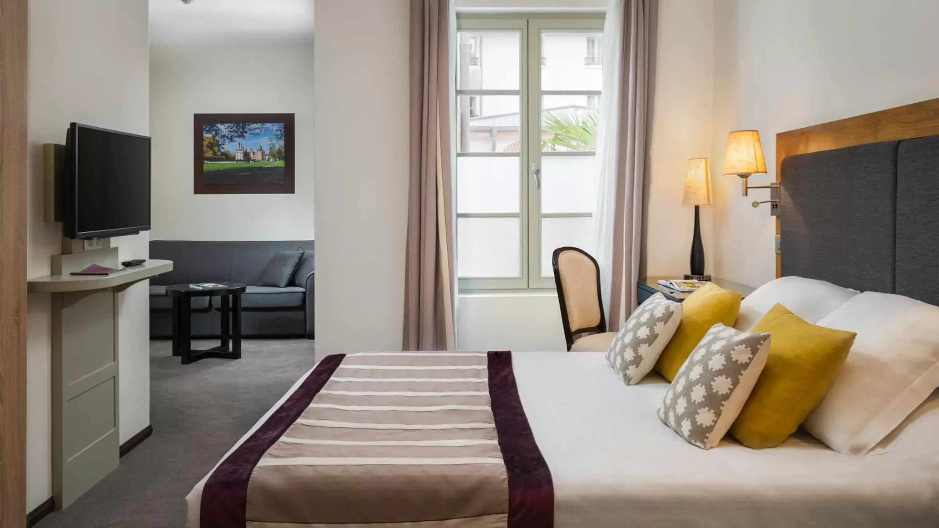 Bedroom, Bed in Castel Maintenon Hôtel & Spa