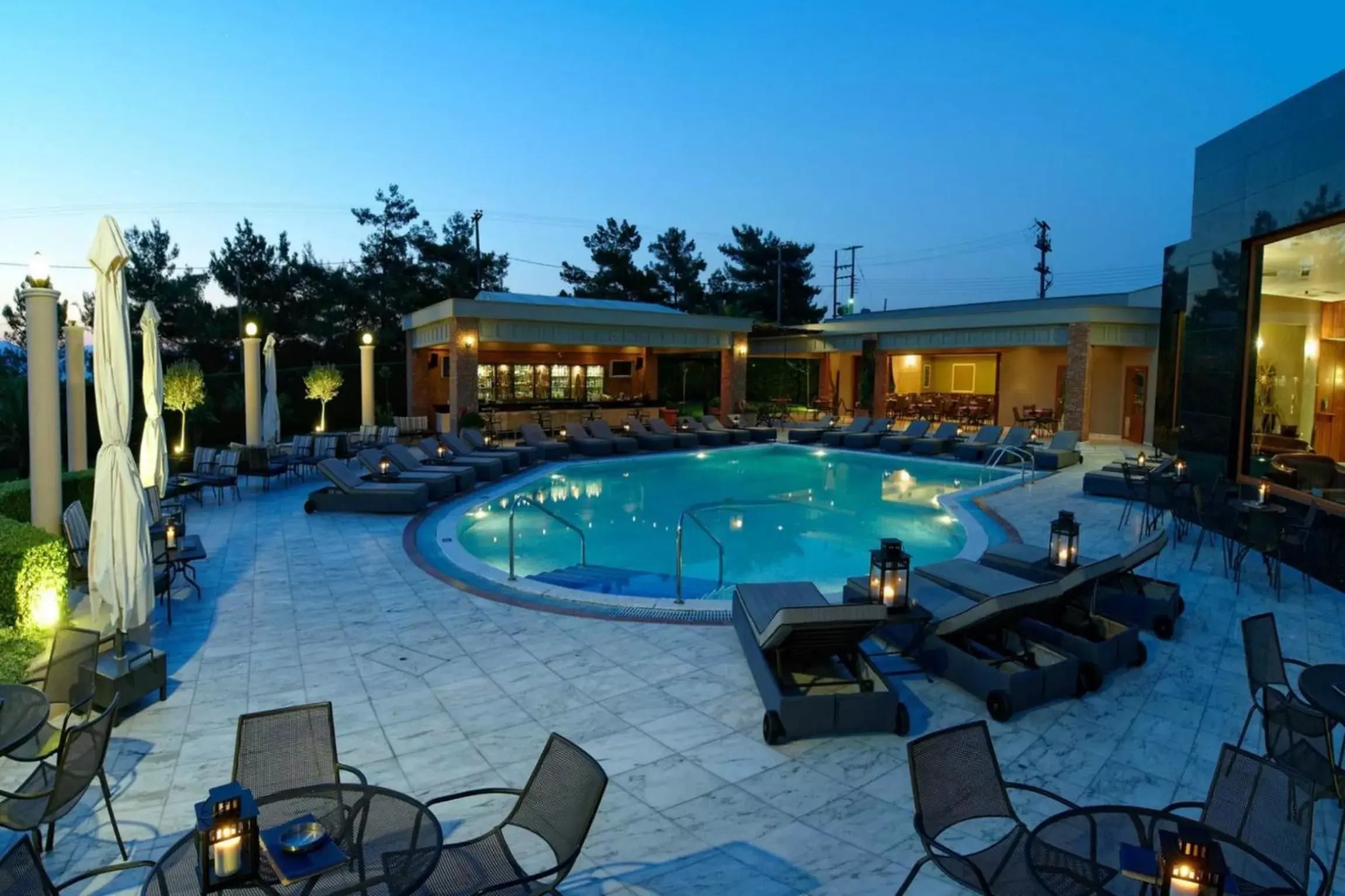 Restaurant/places to eat, Swimming Pool in Royal Hotel Thessaloniki