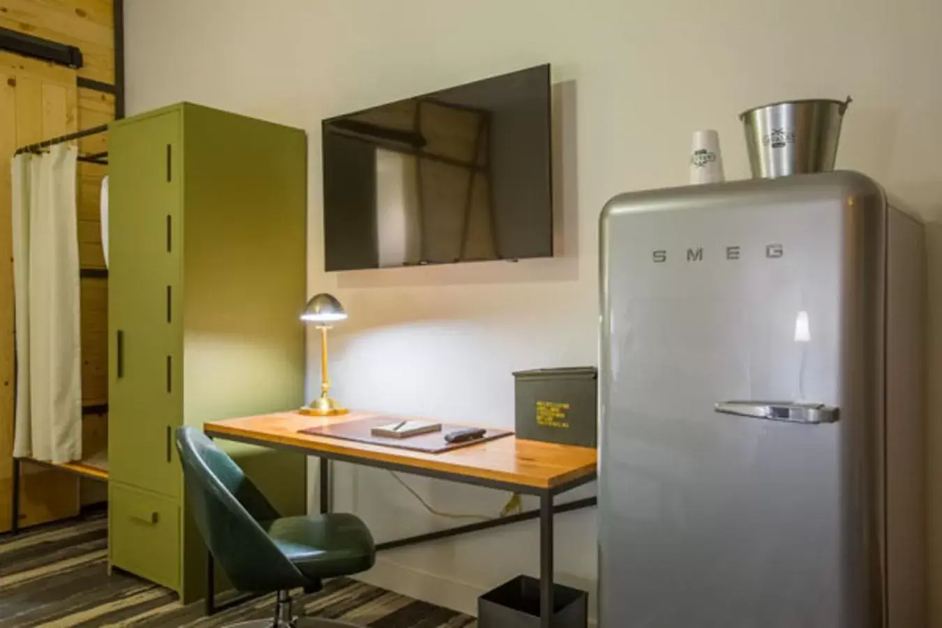 oven, Kitchen/Kitchenette in Cavalry Court, by Valencia Hotel Group