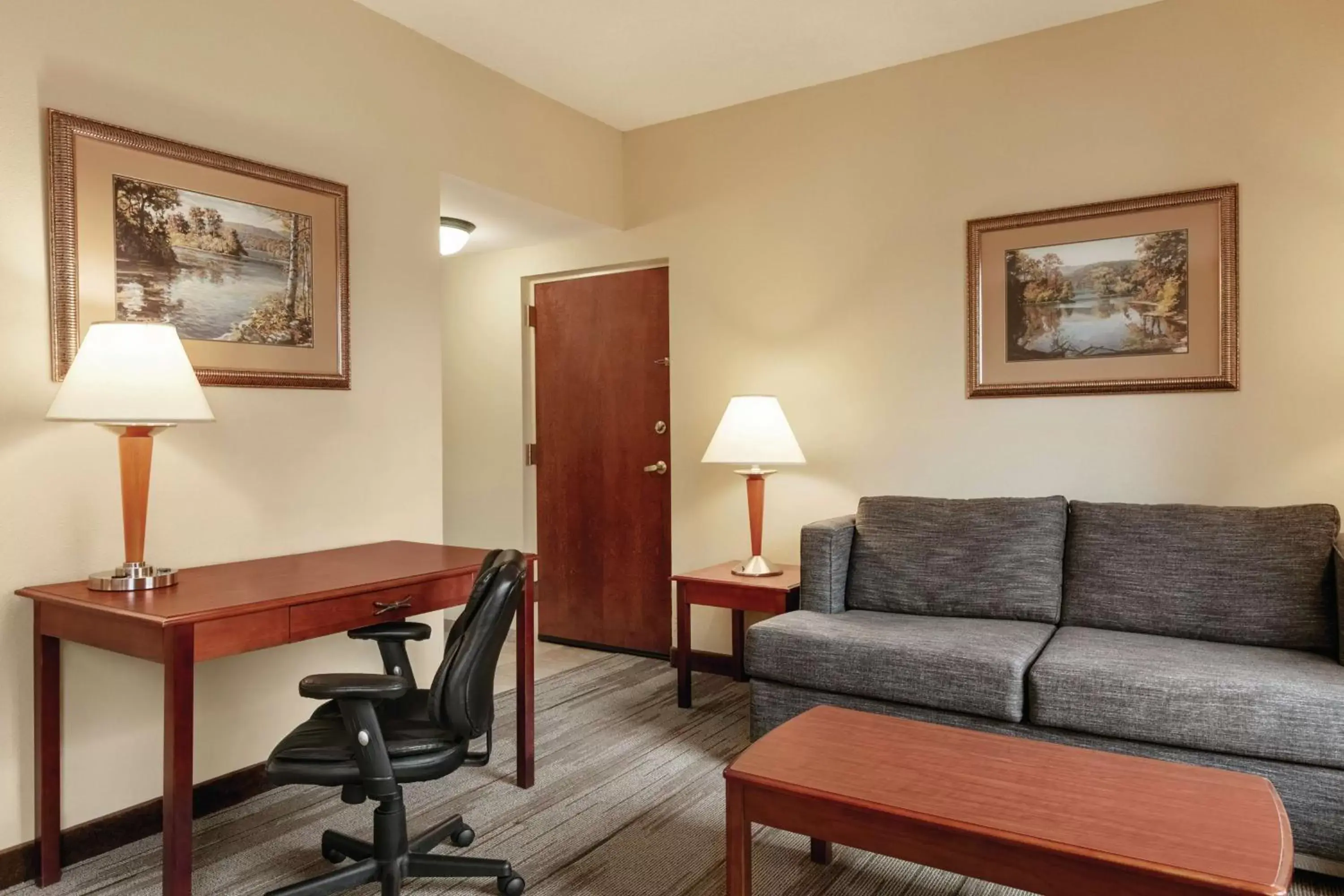 Bedroom, Seating Area in Hampton Inn & Suites Williamsburg Historic District