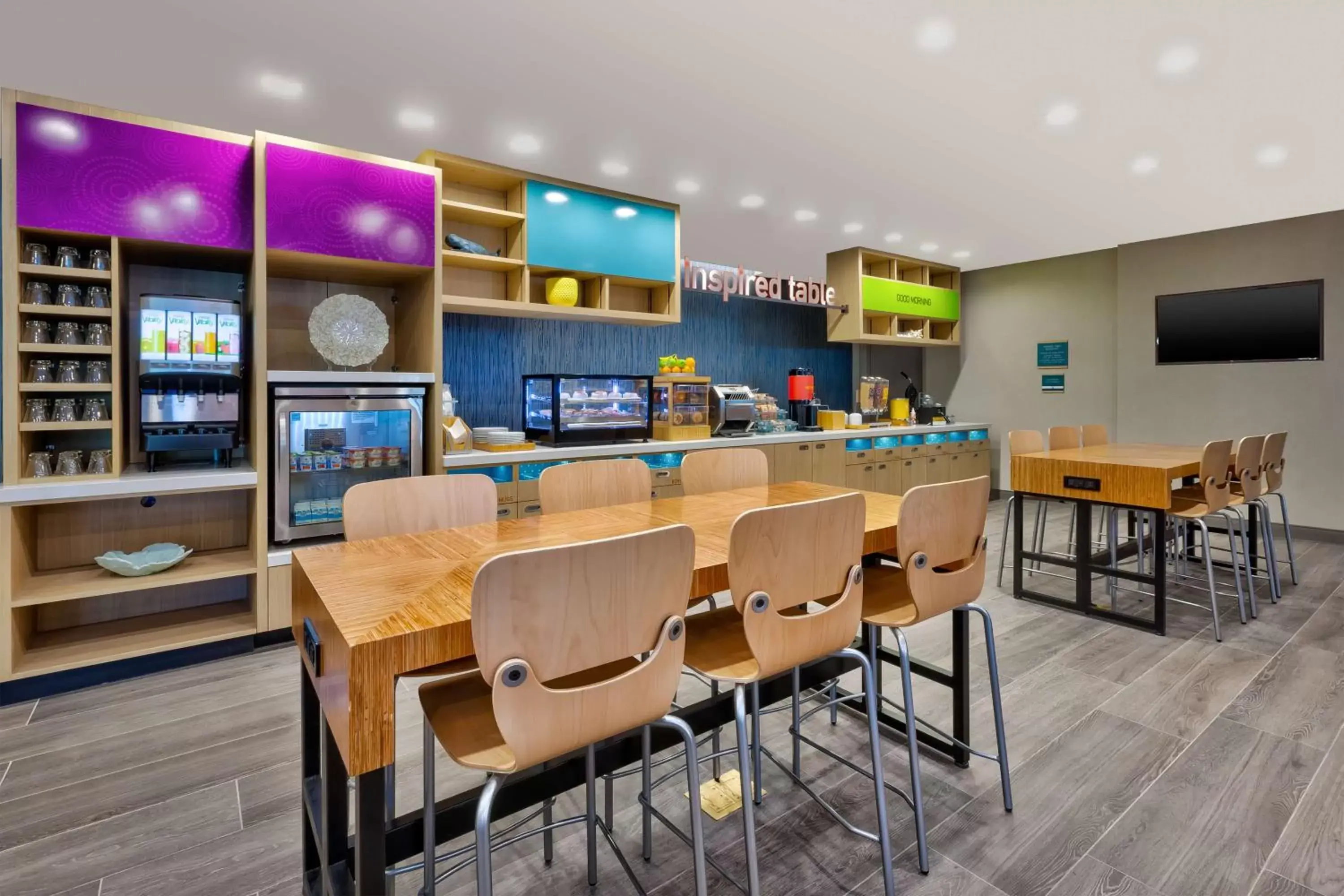 Breakfast, Lounge/Bar in Home2 Suites Wilmington