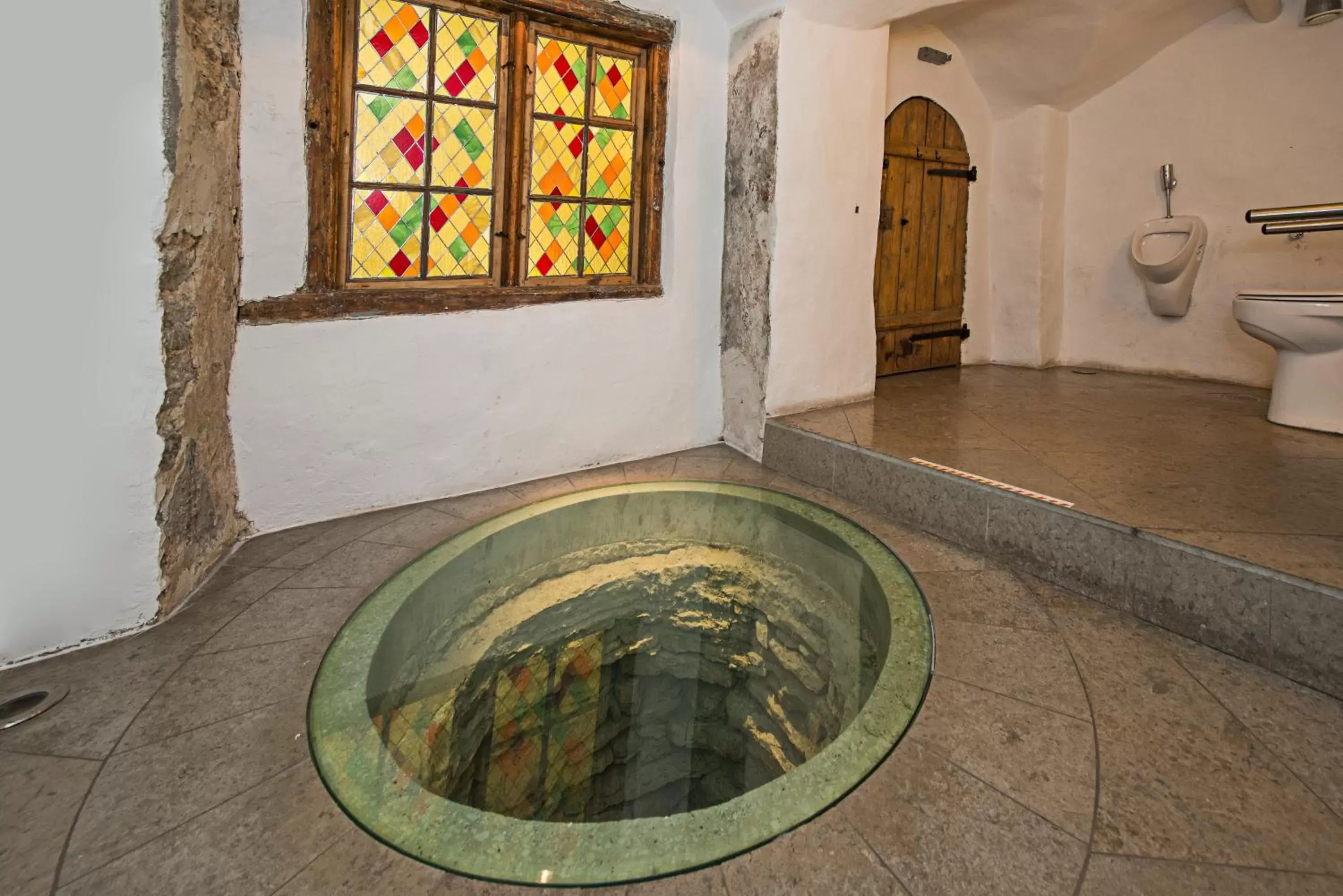 Bathroom, Swimming Pool in Meriton Old Town Garden Hotel