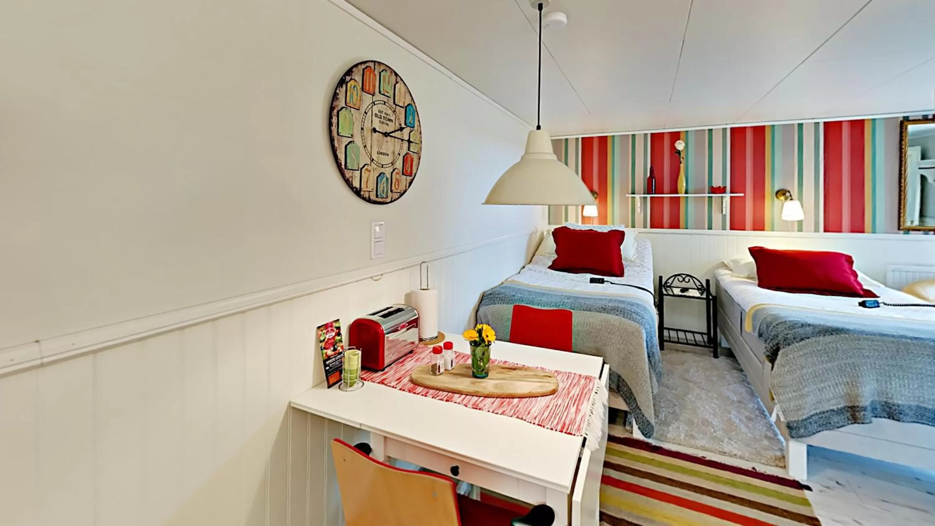 Kitchen or kitchenette, Bed in Woodstock B & B Studios