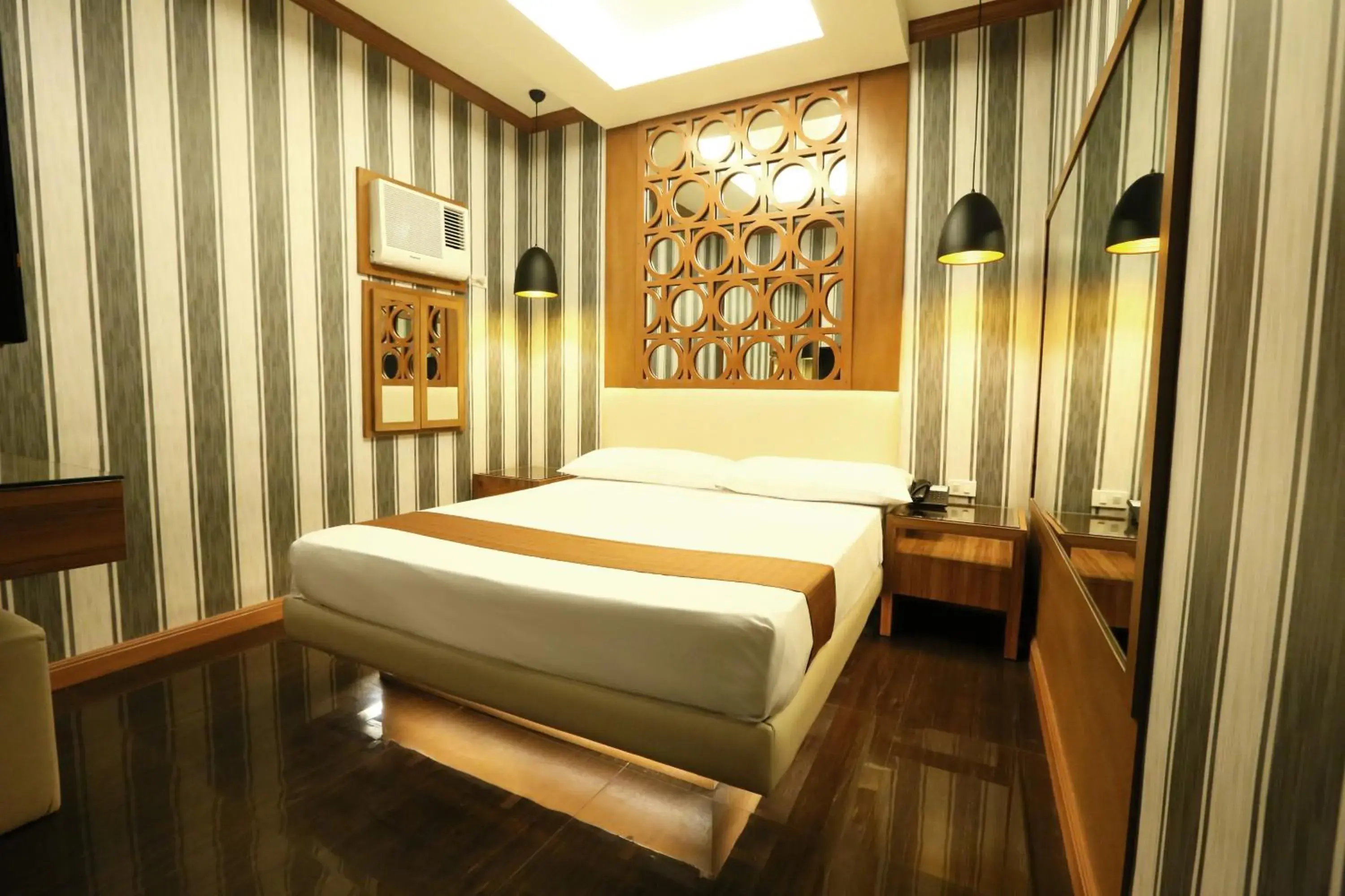 Bedroom, Bed in Victoria Court Cuneta Motorist Lodge