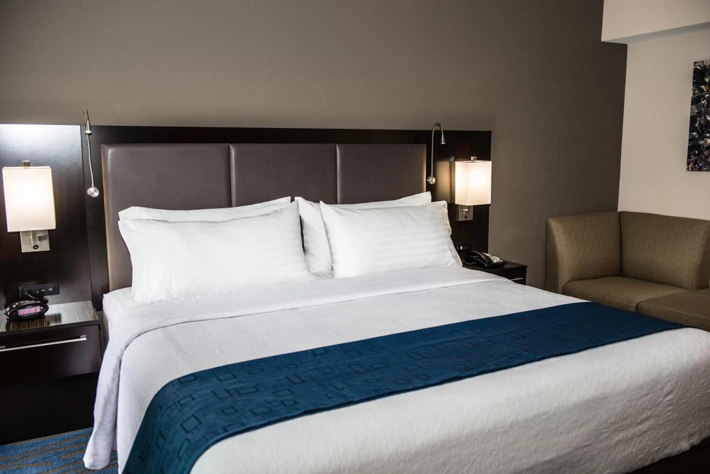 Photo of the whole room, Bed in Holiday Inn Owensboro Riverfront by IHG