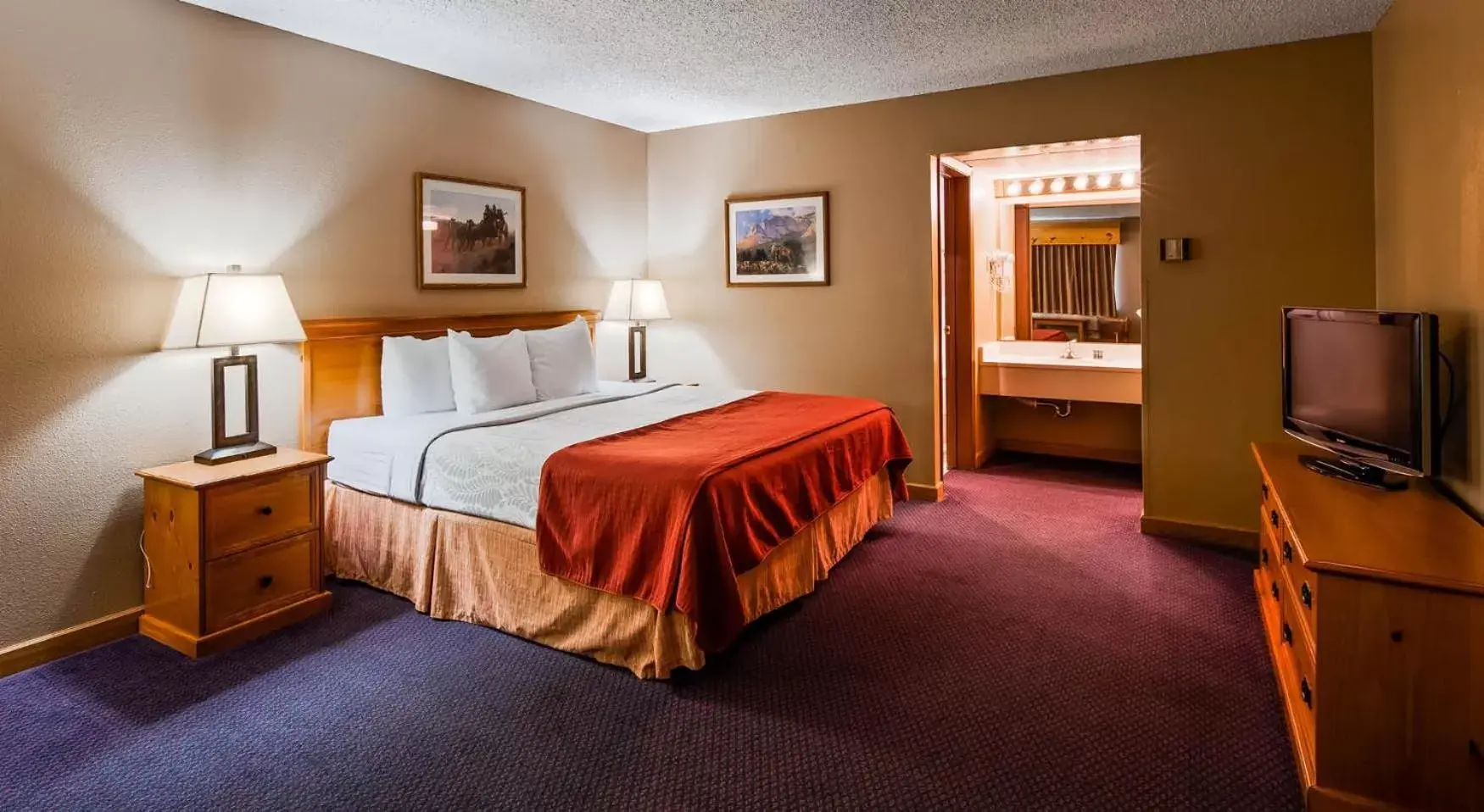 Photo of the whole room, Bed in Deadwood Miners Hotel & Restaurant