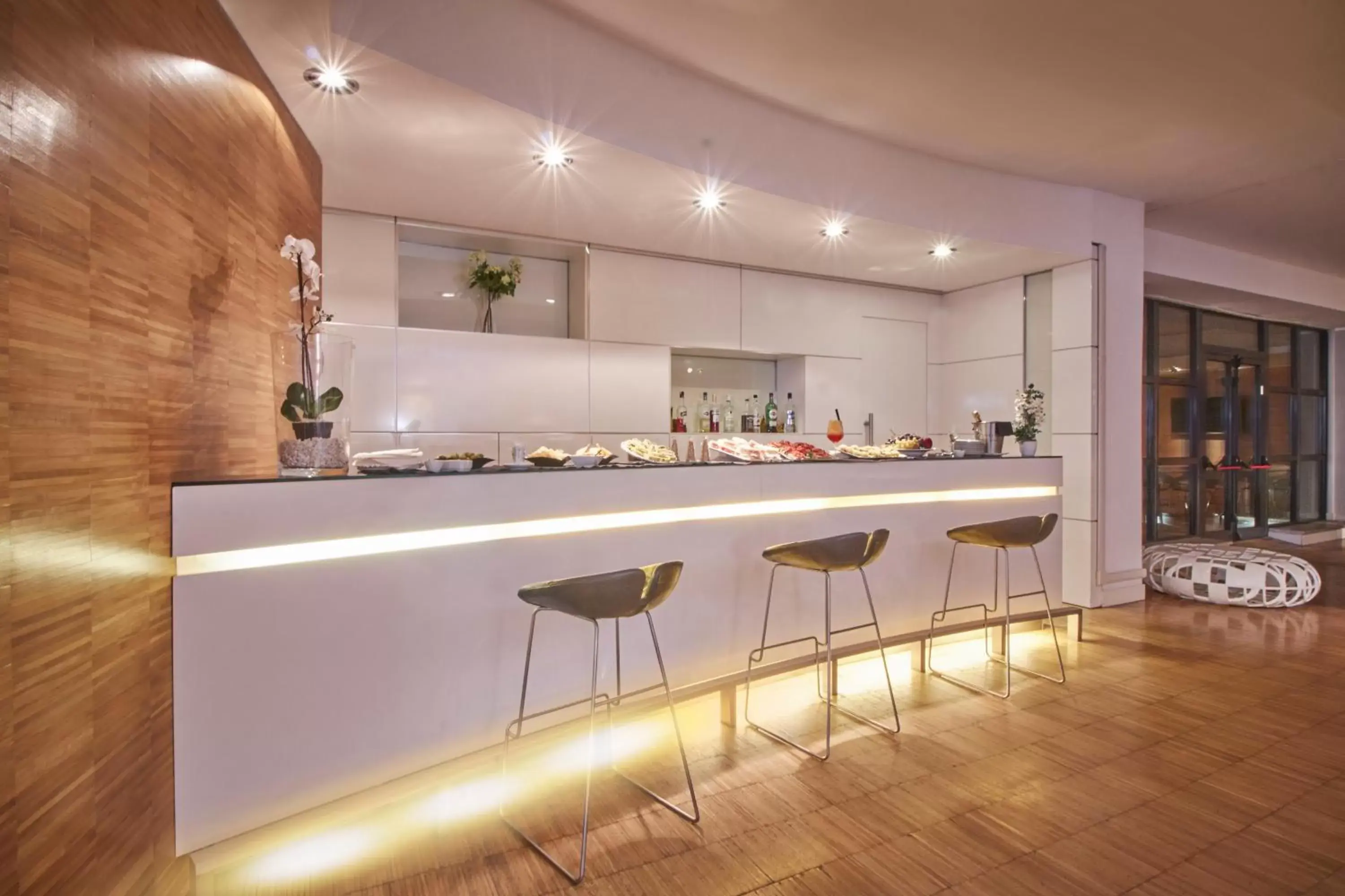 Lounge or bar, Kitchen/Kitchenette in iH Hotels Milano Watt 13