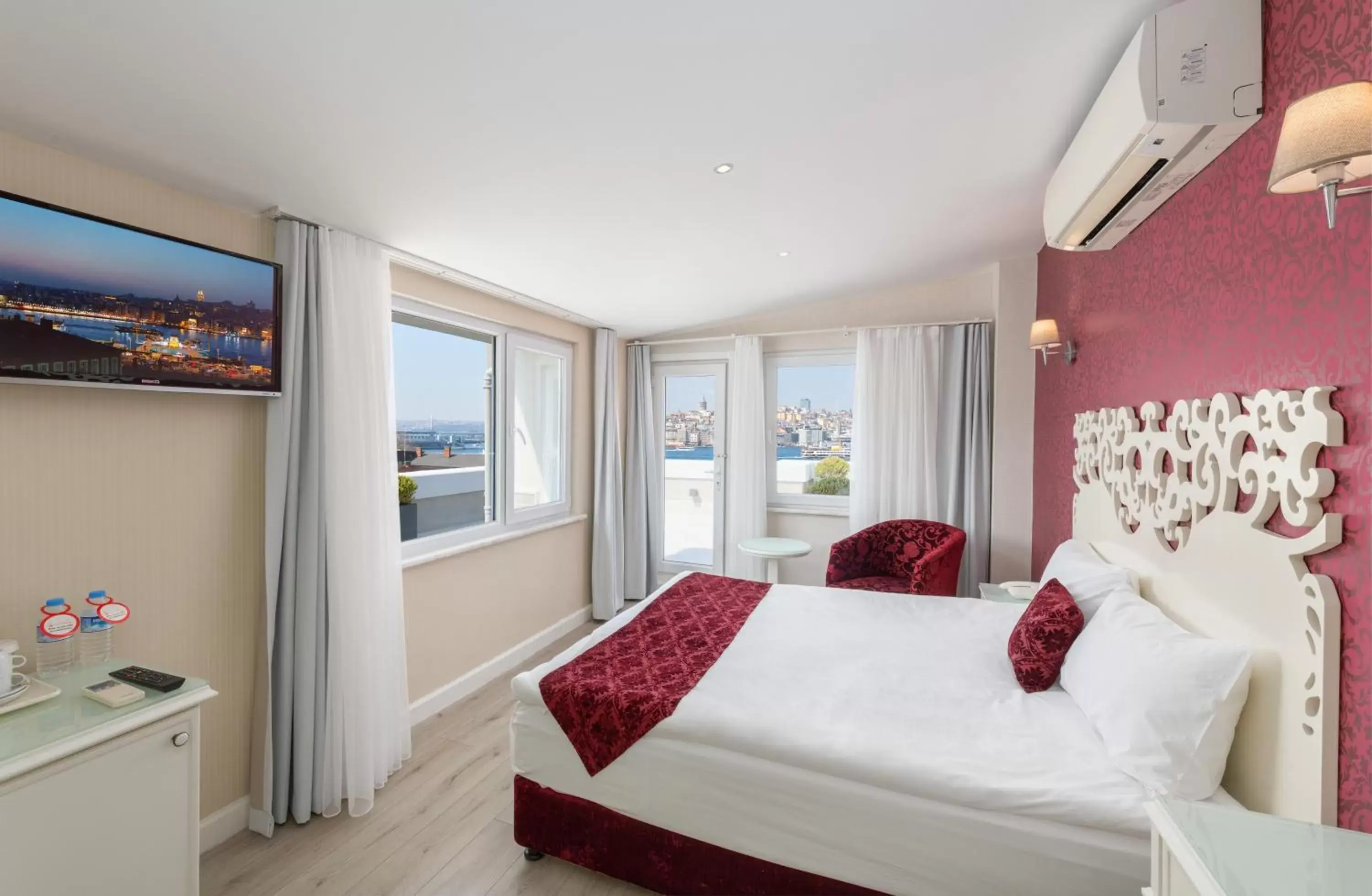 Communal lounge/ TV room in Dream Bosphorus Hotel
