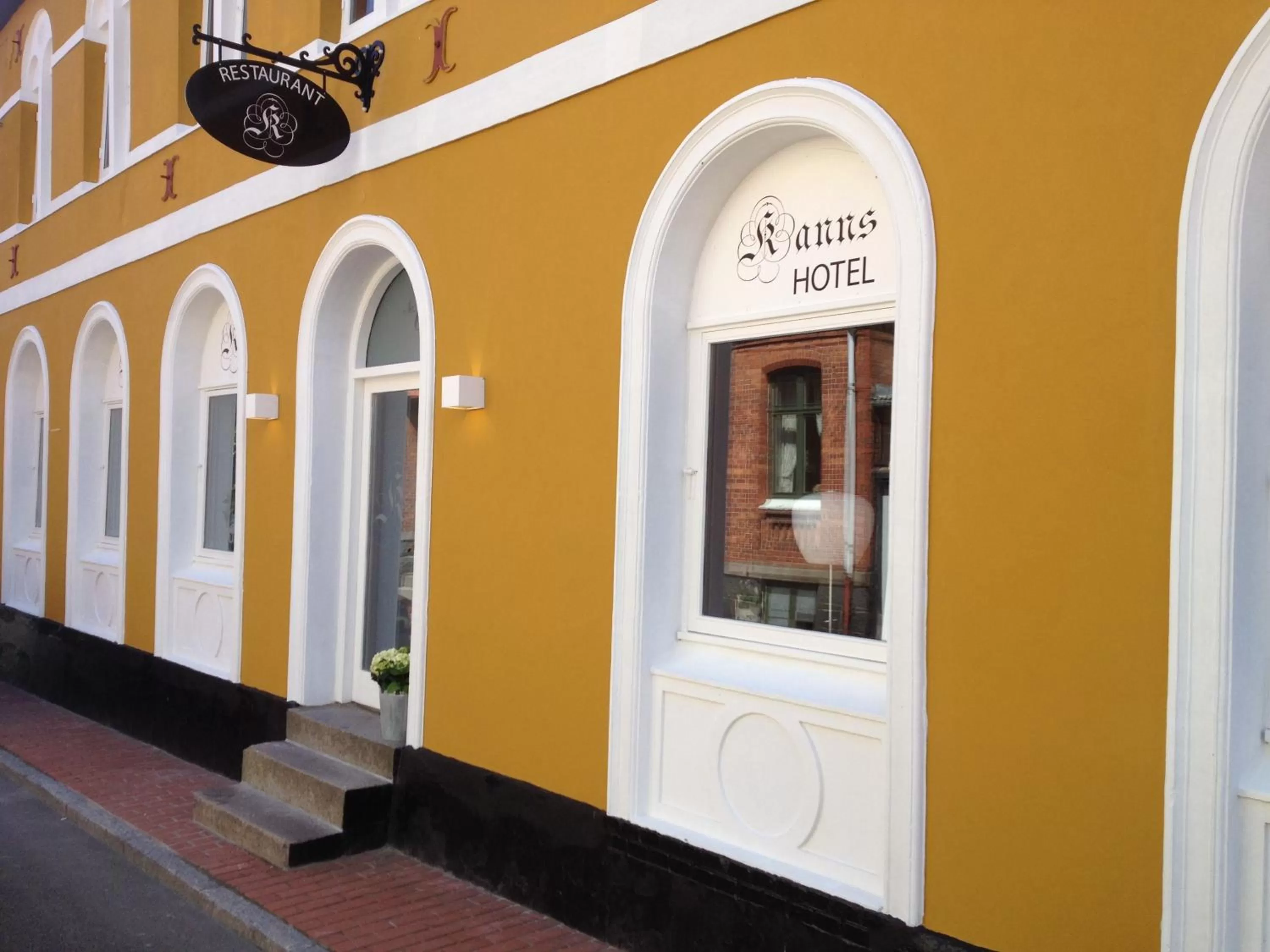 Property building in Kanns Hotel