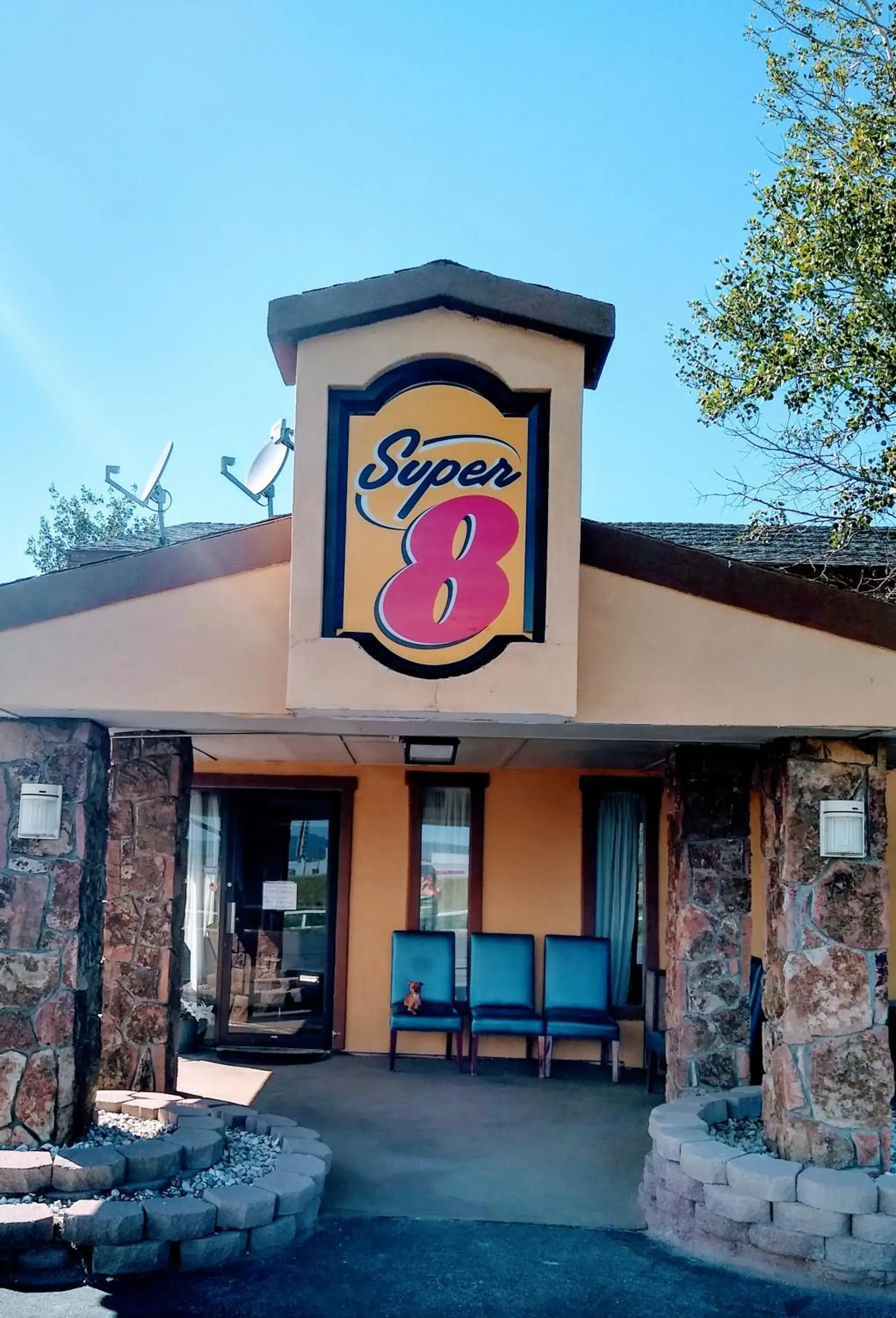 Property building in Super 8 by Wyndham Craig Property building in Super 8 by Wyndham Craig