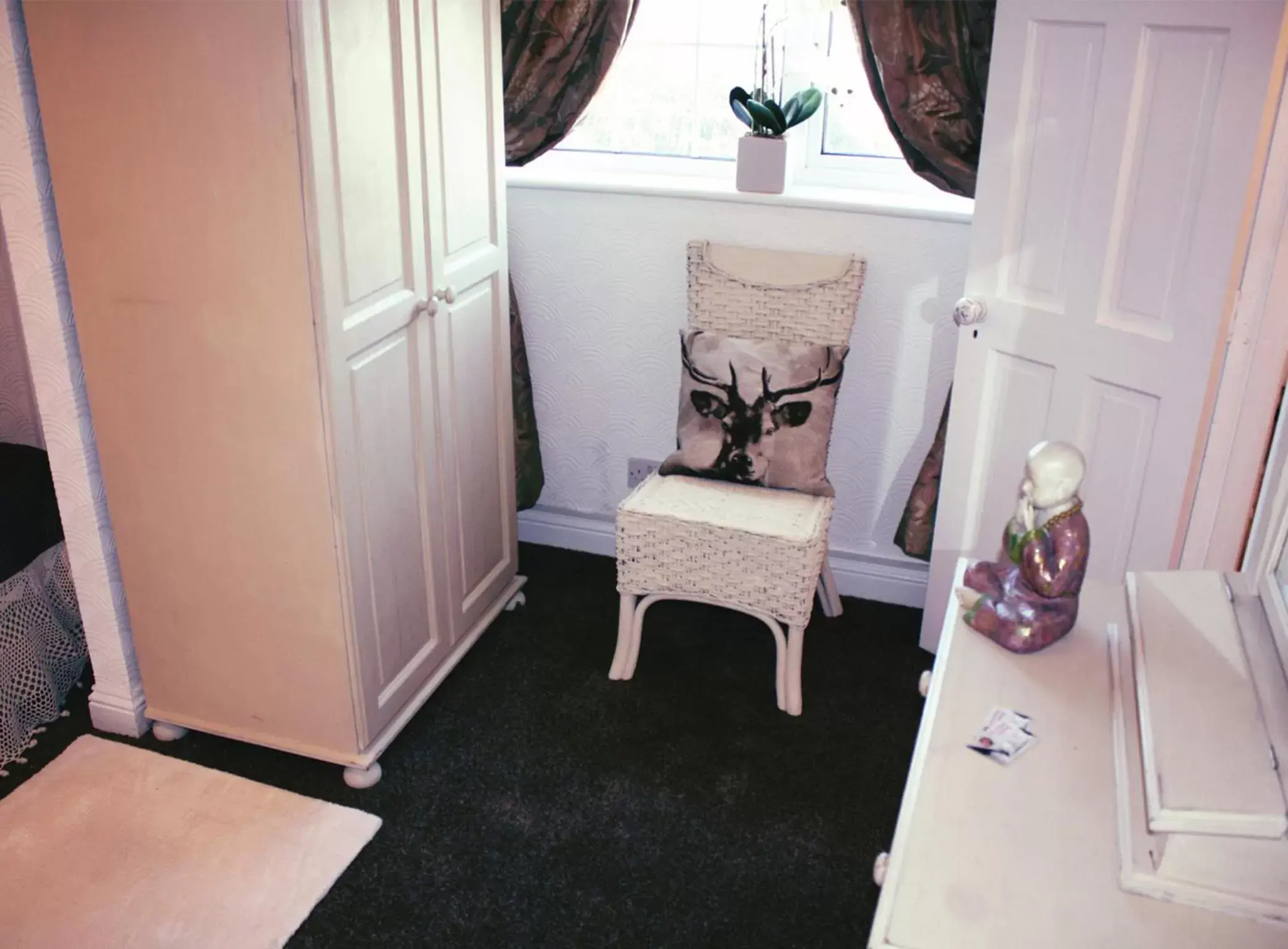 Bedroom, Seating Area in Beaufort House Accomodation