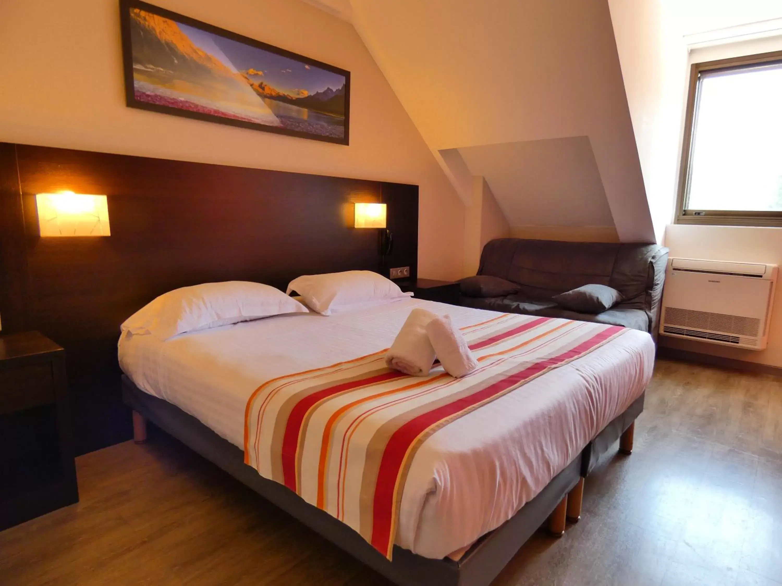 Photo of the whole room, Bed in Logis Hotel Restaurant Black and Green Limoges Sud