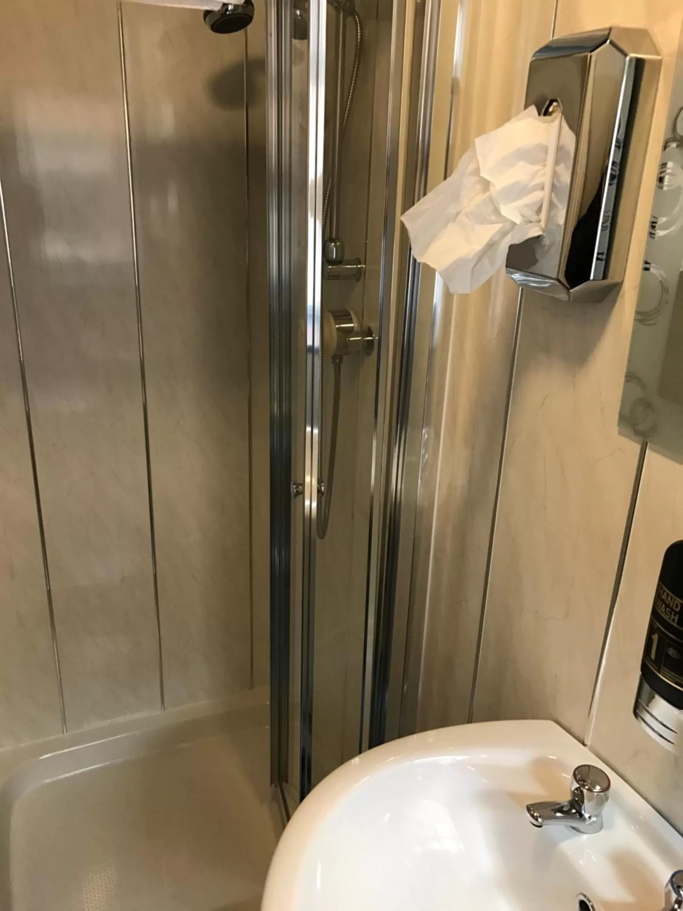 Shower in Queens Plaza Hotel