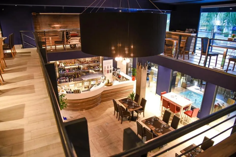 Restaurant/places to eat in Business Hotel