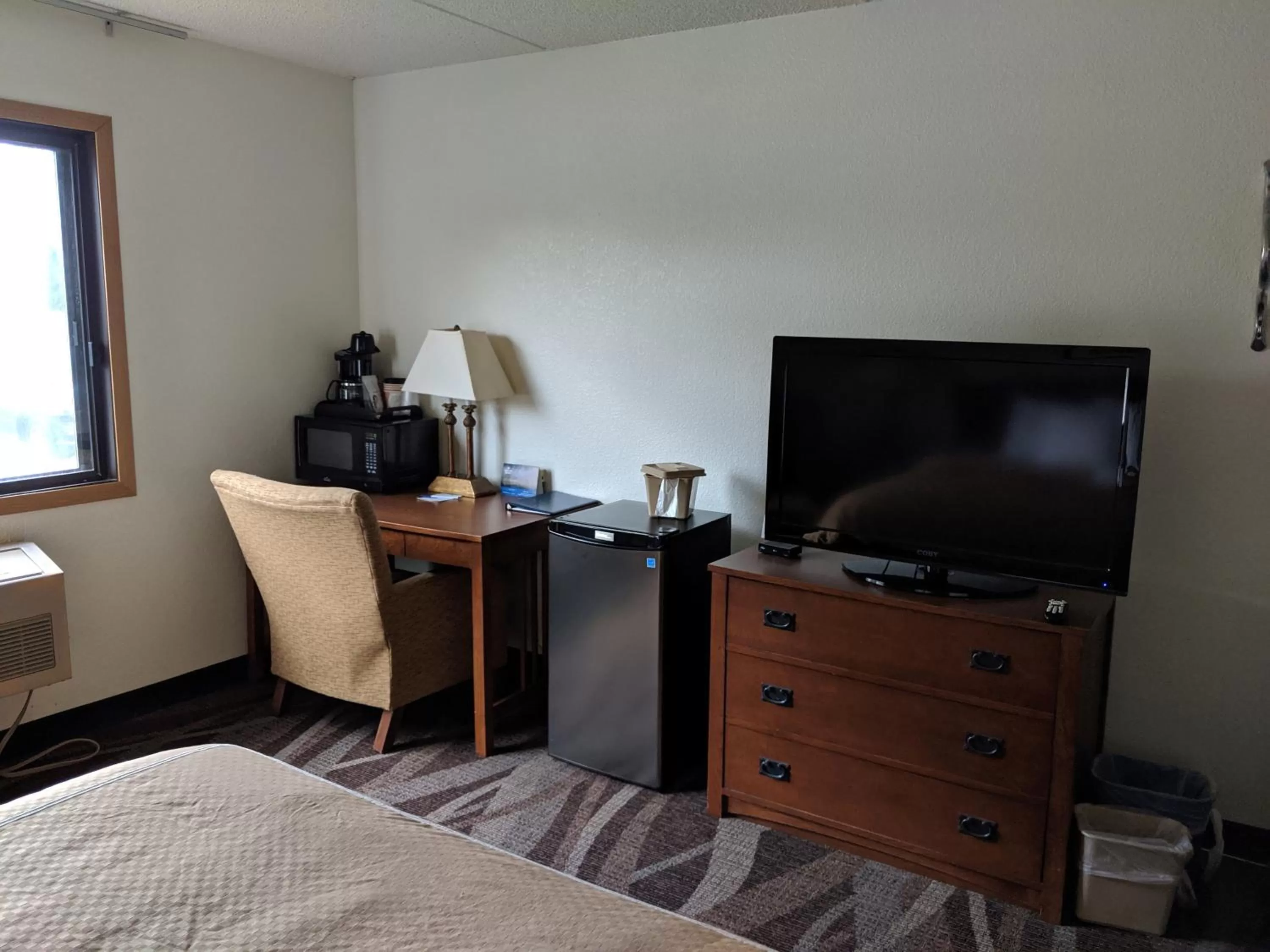 TV and multimedia, Bed in Boarders Inn and Suites by Cobblestone Hotels - Ripon