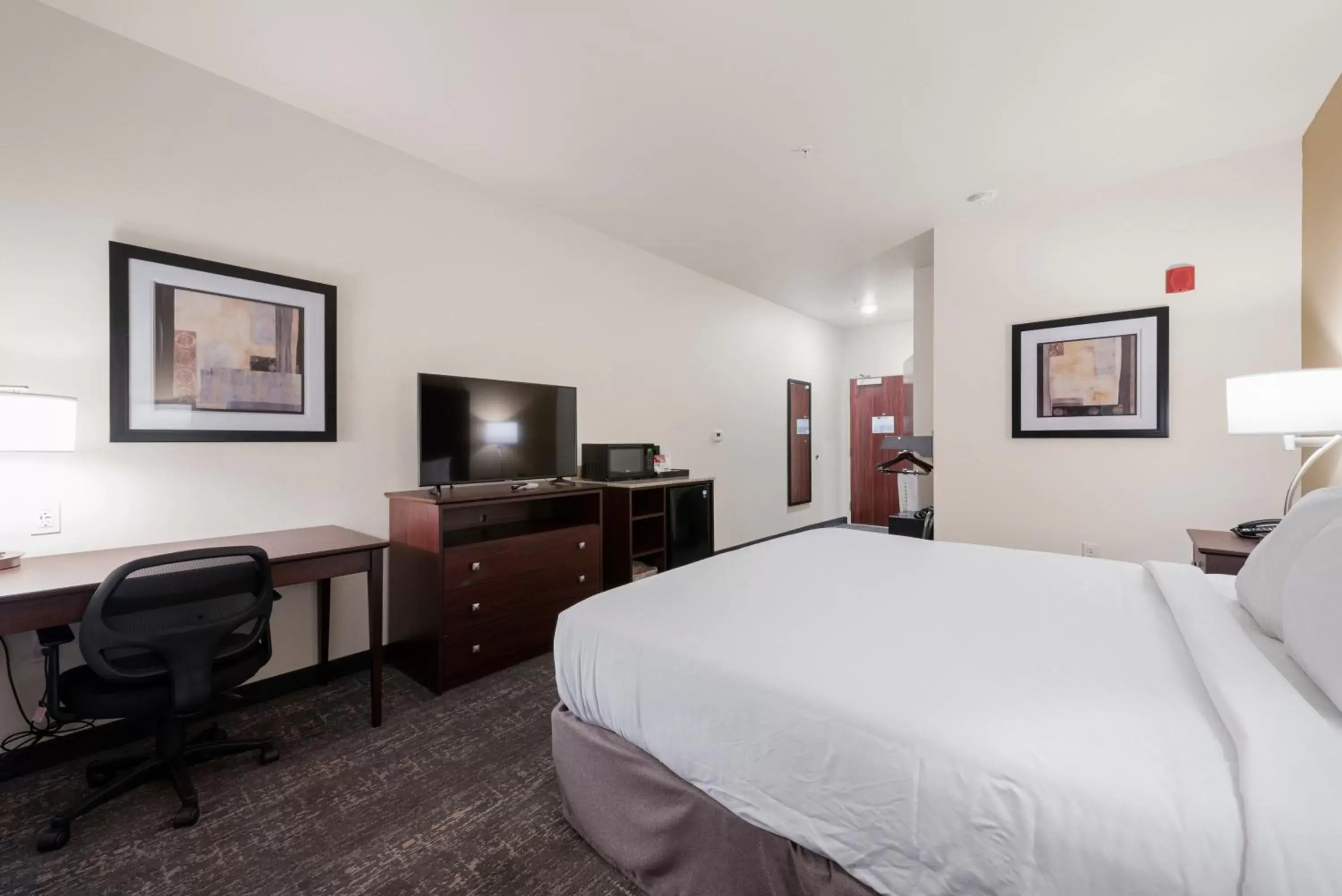 TV and multimedia in Cobblestone Hotel & Suites - Urbana