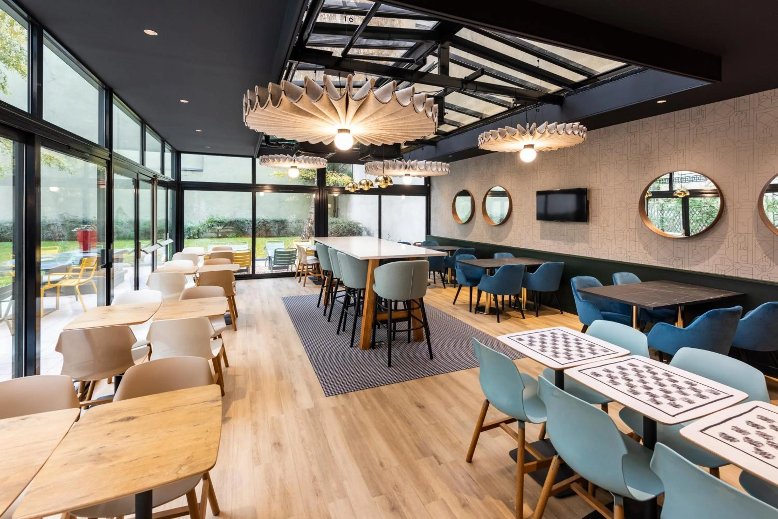 Seating area in ibis Paris Bastille Faubourg St Antoine