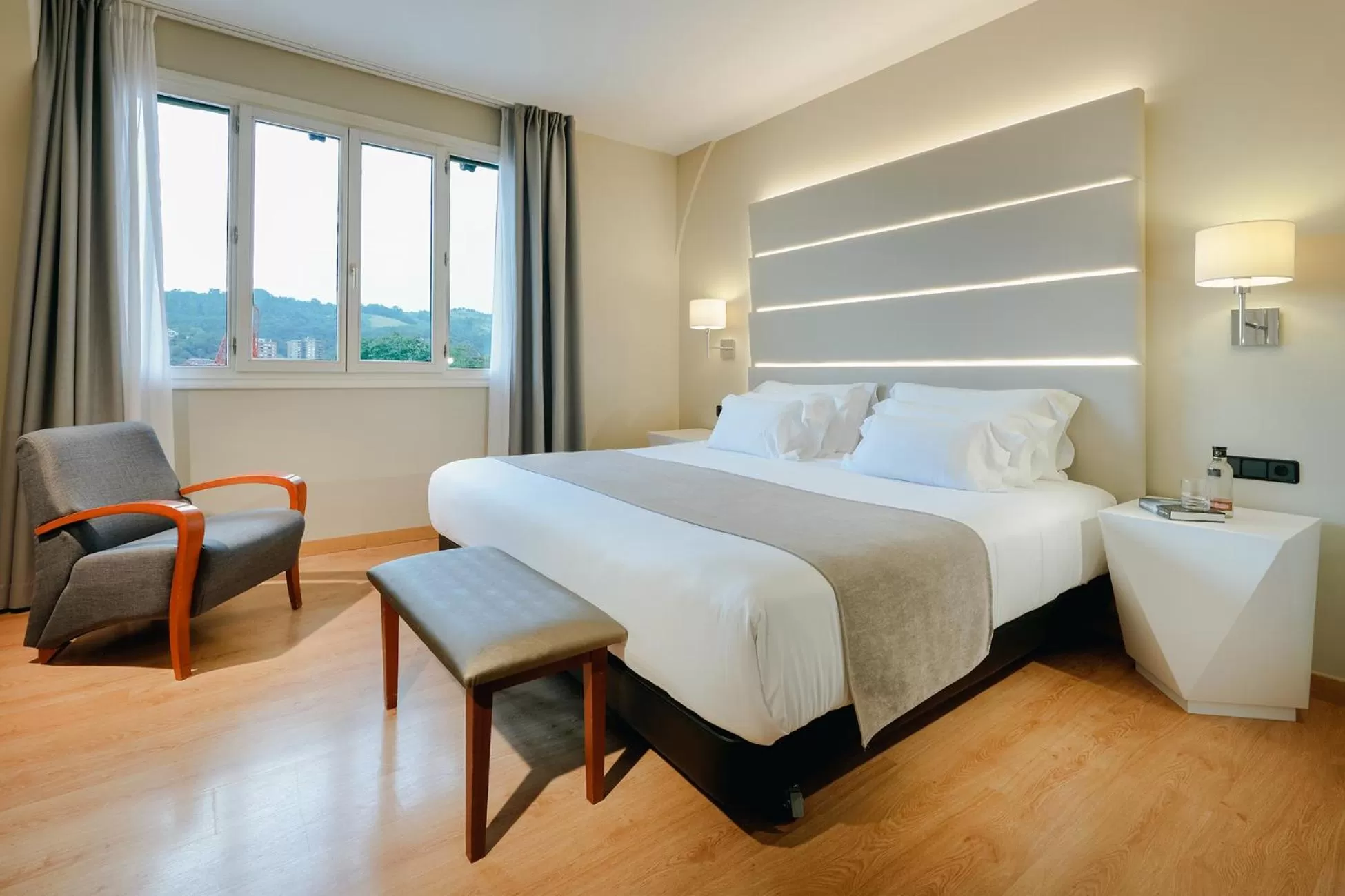 Photo of the whole room, Bed in Abba Euskalduna Hotel