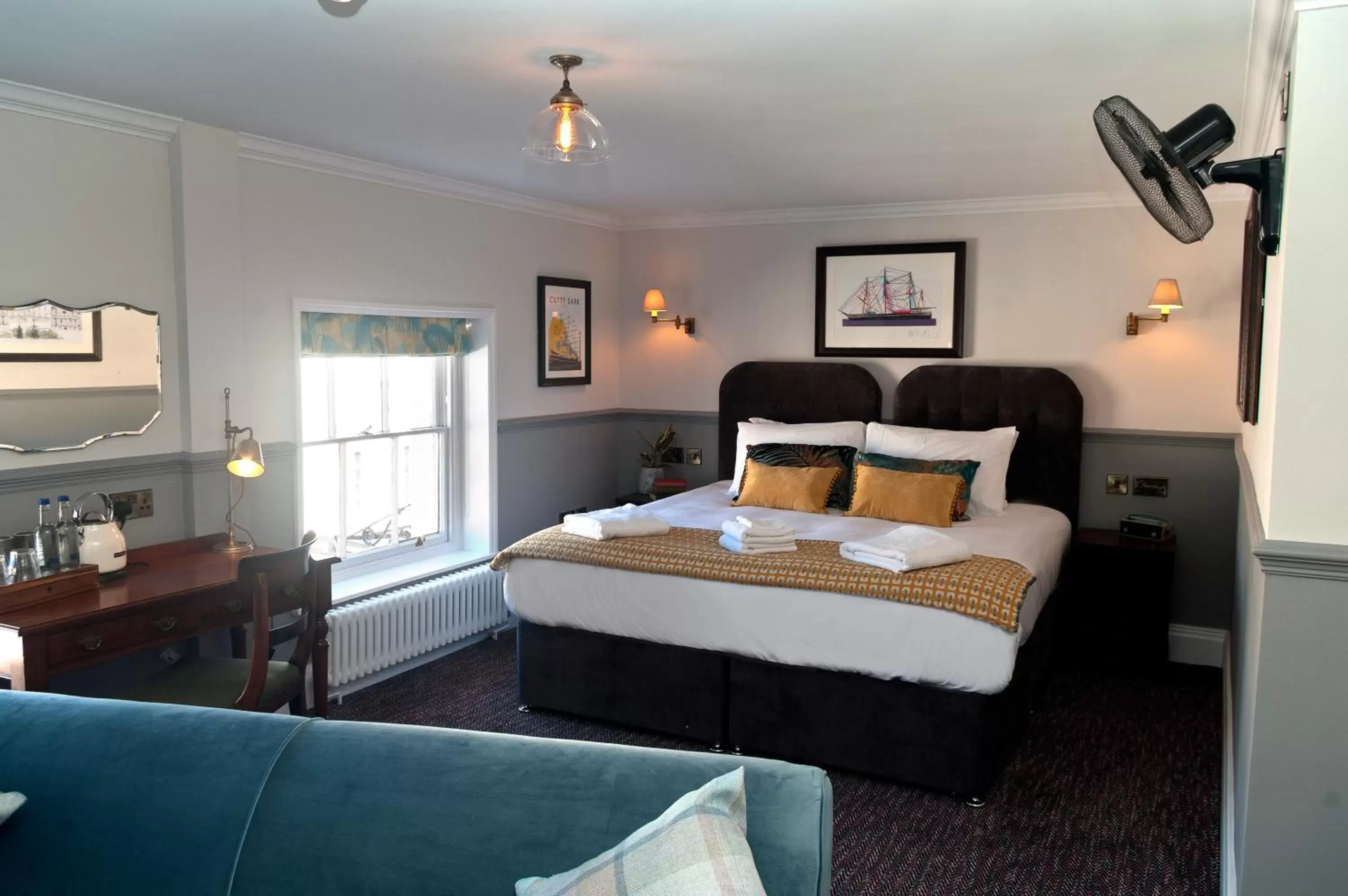 Photo of the whole room, Bed in Admiral Hardy