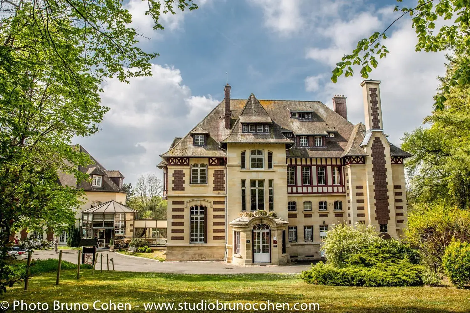 Facade/entrance, Property Building in Le Château de la Tour